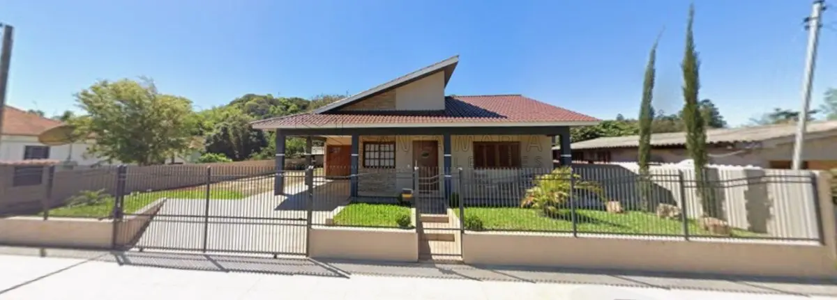 LOTE 001 - Casa de alvenaria com aproximadamente 140,00m² (não averbada na matricula), na Rua do Comércio, nº 31 em Mata/RS e o respectivo terreno, com área superficial de 800,00m², com as seguintes confrontações: ao Norte, na extensão de 40m, com terrenos de Arlindo Scalon; ao Sul, também na extensão de 40m, com terrenos que são ou foram de João Teobaldo Fontana; ao Leste, na extensão de 20m com Lageado Poraima; e, ao Oeste, na extensão de 20m, com a Rua do Comércio, onde faz frente. Matriculado sob n° 6.222 do CRI de São Vicente do Sul/RS.
