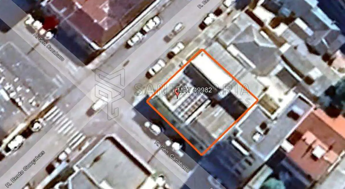 LOTE 001 - Um imóvel comercial, localizado no pavimento térreo, com acesso pela frente da Rua Bento Gonçalves esquina Rua General Canabarro, possuindo uma área construída real privativa e total de 306,73m², dividido em 3 salas comerciais e, o respectivo terreno com a área total de 316,48m² (18,40x17,20).  Matriculado sob n° 49.982 do CRI de Santiago/RS.
