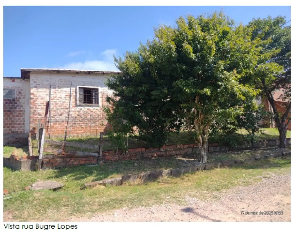 LOTE 003 - Terreno de esquina com a área total de 517,50m² na Rua Bugre Lopes esquina José Chequim em Santiago/RS, possuindo uma construção do tipo galpão industrial, que ocupa praticamente toda a área superficial do lote, com frente de 12,00m para a rua Bugre Lopes; frente de 30,00m para rua José Chequim, no quarteirão formado pelas ruas Bugre Lopes, José Chequim, Avenida Aparício Mariense e Rua José de Figueredo Pinto. Matriculado sob n° 17.063 do CRI de Santiago/RS.