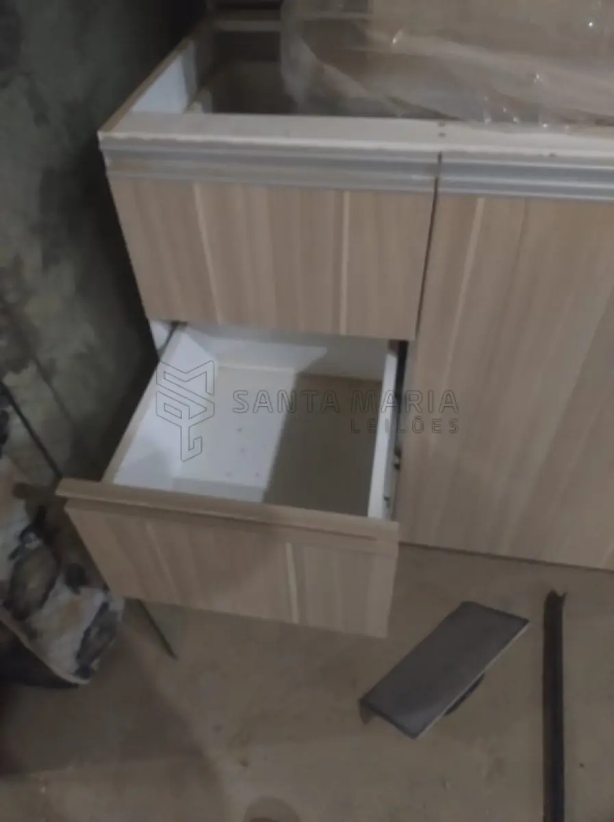 LOTE 001 - Móveis planejados de cozinha novos, aos quais encontram-se desmontados, 100% (cem por cento) MDF 18mm, corpo em MDF branco e externo em amadeirado, medidas conforme projeto em anexo e na foto.