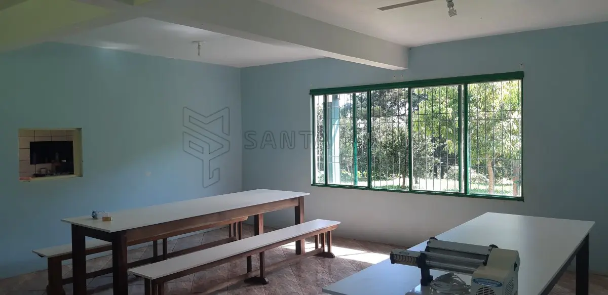 LOTE 002 - Um galpão para recebimento de grãos,situado em Santa Tecla, com 4 moegas, com capacidade de recebimento de 1.500 sacos, um elevador com capacidade de 120 toneladas/hora, um galpão para armazenagem e onde está localizada a caldeira do secador (capacidade 1.000 sacos), separador e estoques de insumos, duas balanças rodoviárias de aprox. 50m² cada uma, três silos cilíndricos para armazenagem de grãos com capacidade de 75.000 sacos, construções de alvenaria destinada para escritório e atendimento com aproximadamente 100m², uma construção destinada para dormitórios de funcionários, com 8 quartos, 2 vestiários, 1 banheiro, 1 sala, 1 refeitório e 1 cozinha, com aprox. 350m², demais equipamentos e benfeitorias.