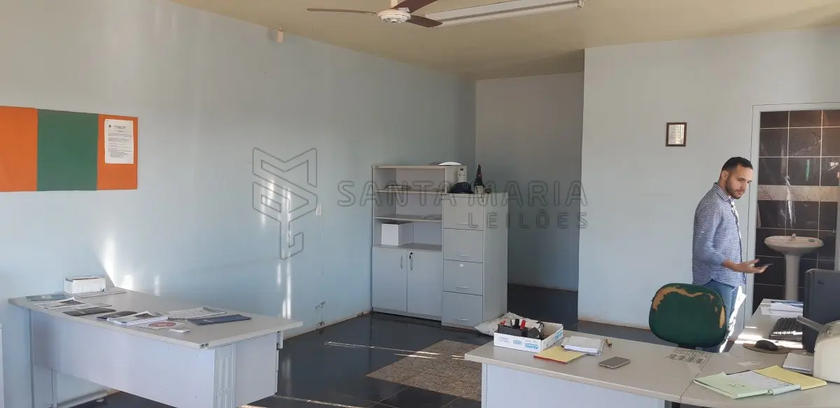 LOTE 004 - Um pavilhão de alvenaria, com telhas metálicas, de aprox. 500m², com 4 moegas para recebimento de grãos, um elevador e espaço para armazenagem, além de área para funcionários e, uma construção de alvenaria de aprox.15m² para coleta de amostra de cereais. Prédios construídos de alvenaria com 2 apartamentos de 2 dormitórios, cozinha, salão, vestiário, além do escritório destinado ao atendimento da empresa, com aprox. 250m², divididos em um único pavimento, coberto com telhas metálicas; ao lado da mesma localiza-se uma balança rodoviária, de marca Saturno, de aprox. 70m²; O lote ainda apresenta uma sala com aprox. 6m² de alvenaria que abriga um transformador, no lugar denominado Ivaí, na localidade de Cinamomo.
