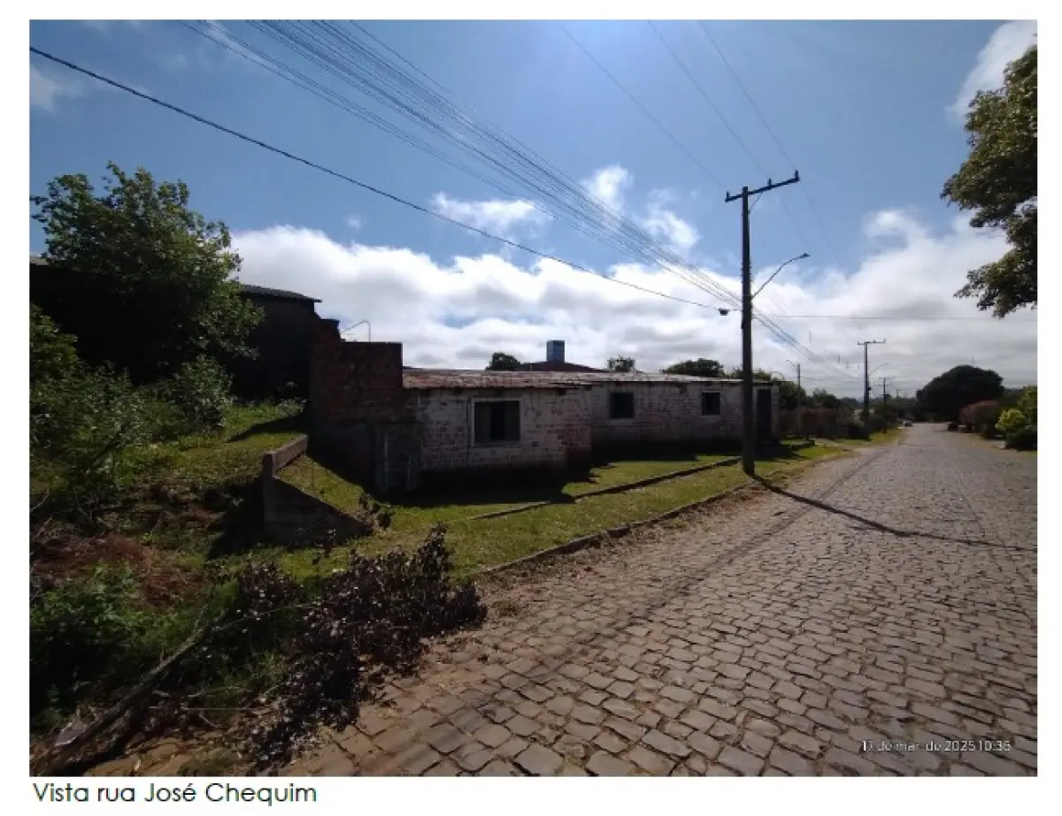 LOTE 003 - Terreno de esquina com a área total de 517,50m² na Rua Bugre Lopes esquina José Chequim em Santiago/RS, possuindo uma construção do tipo galpão industrial, que ocupa praticamente toda a área superficial do lote, com frente de 12,00m para a rua Bugre Lopes; frente de 30,00m para rua José Chequim, no quarteirão formado pelas ruas Bugre Lopes, José Chequim, Avenida Aparício Mariense e Rua José de Figueredo Pinto. Matriculado sob n° 17.063 do CRI de Santiago/RS.