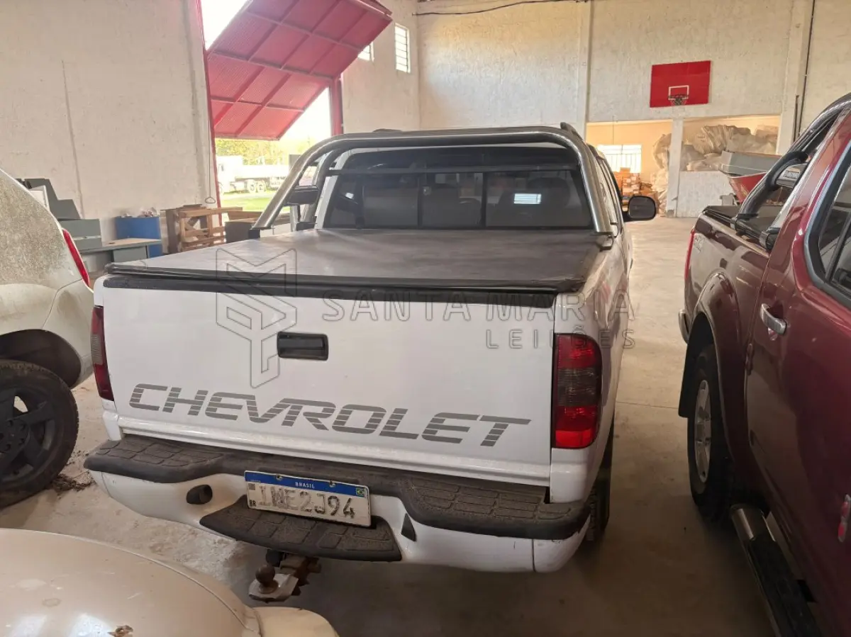LOTE 001 - Caminhonete GM/S10 2.8 D 4X4, ano/modelo: 2004/2005, placas IME2J94, RENAVAM: 842254358, na cor branca, bancos da frente rasgados, ferrugem no assoalho, painel com capa autofalante quebrado.