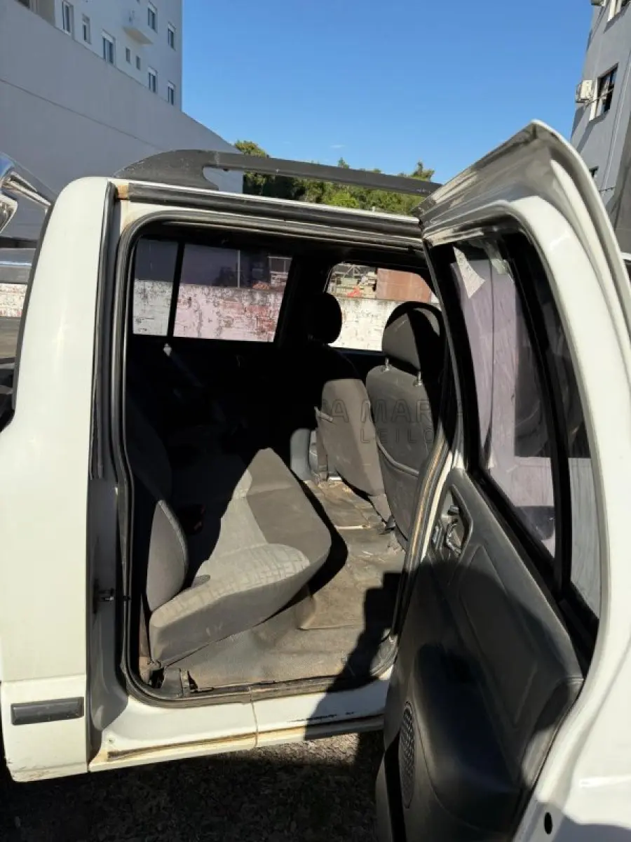 LOTE 001 - Caminhonete GM/S10 2.8 D 4X4, ano/modelo: 2004/2005, placas IME2J94, RENAVAM: 842254358, na cor branca, bancos da frente rasgados, ferrugem no assoalho, painel com capa autofalante quebrado.