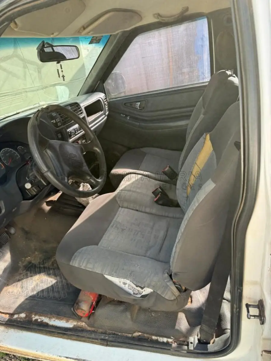 LOTE 001 - Caminhonete GM/S10 2.8 D 4X4, ano/modelo: 2004/2005, placas IME2J94, RENAVAM: 842254358, na cor branca, bancos da frente rasgados, ferrugem no assoalho, painel com capa autofalante quebrado.