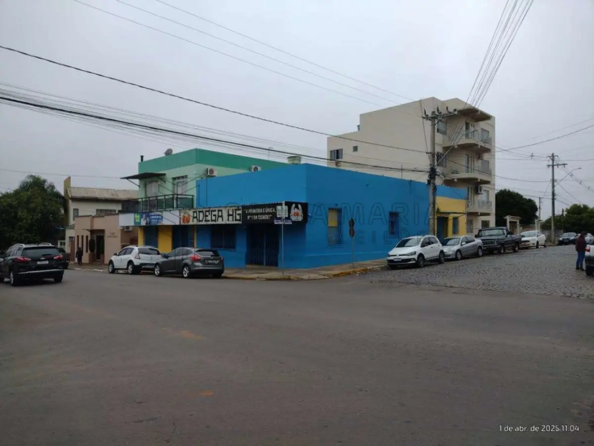 LOTE 001 - Um imóvel comercial, localizado no pavimento térreo, com acesso pela frente da Rua Bento Gonçalves esquina Rua General Canabarro, possuindo uma área construída real privativa e total de 306,73m², dividido em 3 salas comerciais e, o respectivo terreno com a área total de 316,48m² (18,40x17,20).  Matriculado sob n° 49.982 do CRI de Santiago/RS.