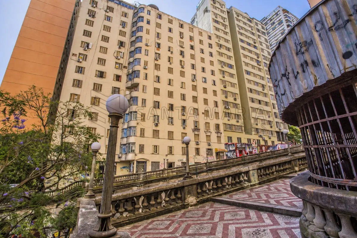 LOTE 001 - 50% do apartamento n°105 do Edifício Duquesa, na Avenida Borges de Medeiros, n°855 em Porto Alegre/RS, localizado no 10º andar, de fundos e no centro, com a área própria construída de 58m², área de condomínio 8,00m², perfazendo o total de 66m², constituído de hall de entrada, sala, 2 dormitórios, banheiro com W.C, cozinha, W.C auxiliar e terraço.  Matriculado sob n° 49.874 do CRI de Porto Alegre/RS.