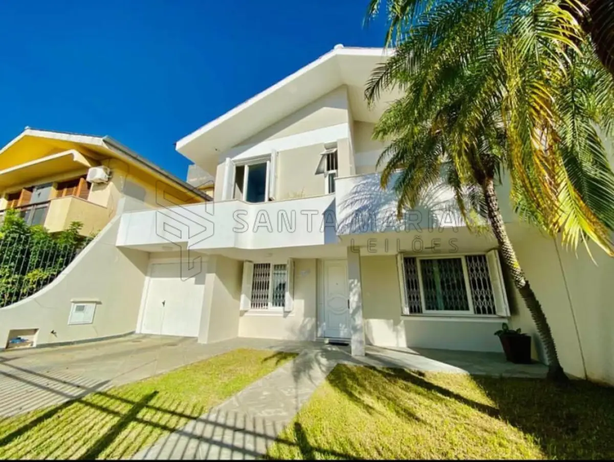 LOTE 001 - Uma casa de alvenaria com a área construída averbada de 202m², localizada na Rua Francisco Lameira, nº 405 em Santa Maria/RS, e o respectivo terreno constituído de parte do Lote 6 da Quadra C, do loteamento Parque Residencial Duque de Caxias, com as seguintes medidas e confrontações: ao Norte, onde faz frente, mede 11m; ao Oeste, mede 33m de extensão da frente ao fundo; ao Sul, onde se constitui de fundos, mede 12m; ao Leste, partindo da divisa Sul, numa linha reta no sentido Sul-Norte, mede 12m; desse ponto, numa linha reta de 1m no sentido Leste-Oeste; e desse ponto, em outra linha reta mede 21m no sentido Sul-Norte, fechando o perímetro. Matriculado sob n° 35.352 do CRI de Santa Maria/RS.
