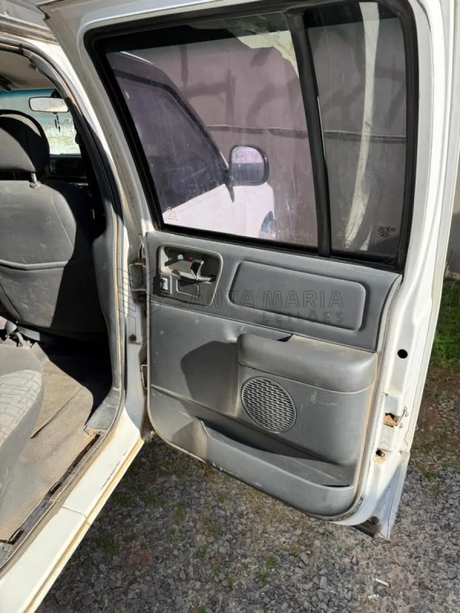 LOTE 001 - Caminhonete GM/S10 2.8 D 4X4, ano/modelo: 2004/2005, placas IME2J94, RENAVAM: 842254358, na cor branca, bancos da frente rasgados, ferrugem no assoalho, painel com capa autofalante quebrado.
