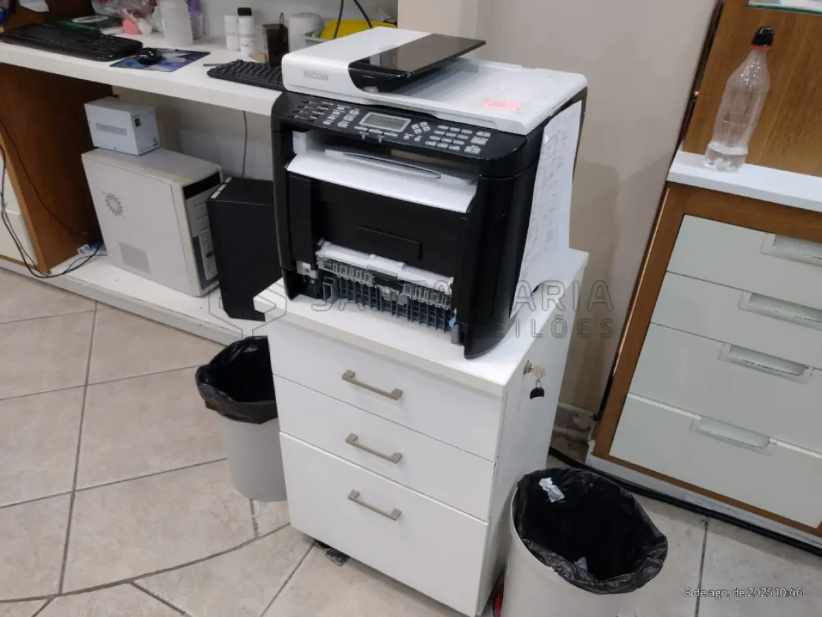 LOTE 002 - ESCRITÓRIOS / ELÉTRO-ELETRÔNICOS / E OUTROS: 1 (um) ventilador Mondial premium, 1 (um) ventilador Cadence Eros turbo, 2 (dois) aquecedores Mondial, 6 (seis) monitores, 1 (uma) geladeira branca, 1 (uma) impressora de nota fiscal, 1 (uma) impressora laser Ricoh toner 377 quebrada, 6 (seis) CPU/mouse/teclado/estabilizador, 1 (uma) máquina de cartão vero, 1 (um) telefone de mesa Intelbras, 1 (um) tel. sem fio Motorola br/verm, 1 (um) bebedouro simples, 2 (duas) geladeiras Pratice Consul 230l, 1 (um) micro-ondas LG iwave 80l, 1 (um) ventilador preto Britania, 1 (um) telef. de mesa, 1 (uma) calculadora, 1 (um) frigobar médio, 1 (uma) cafeteira, 1 (uma) impressora, 1 (uma) calculadora com nota, 1 (um) frigobar peq Consul, diversos materiais de escritório (tesoura/porta caneta/porta papel...), 1 (um) jogo de xícaras e pires.