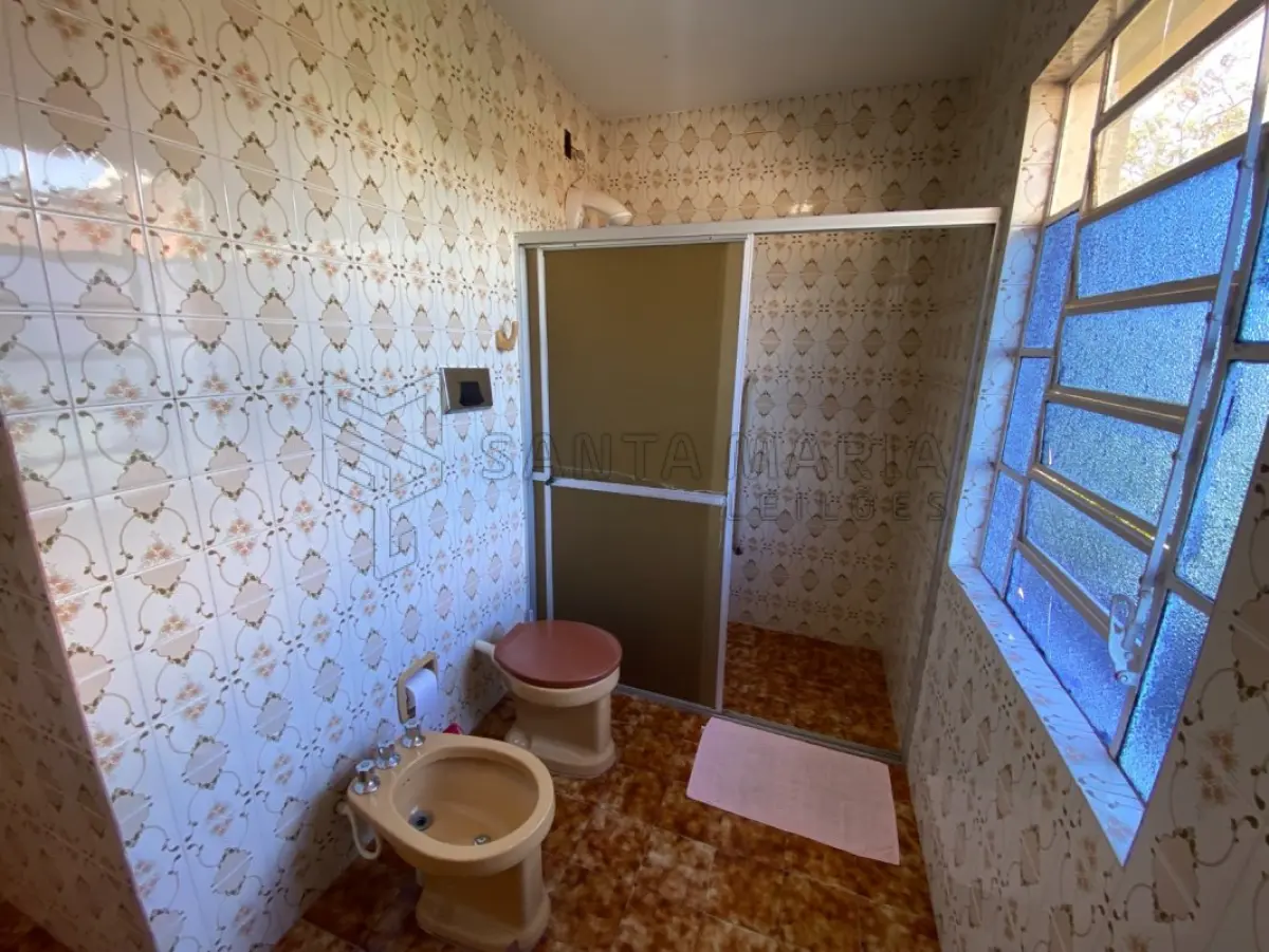 LOTE 001 - Fração de 14,28571429% pertence a Vitor Angelo Minuzzi e Jeane Drews Minuzzi do imóvel localizado na Rua Tito Beccon, 212, bairro Vila Nova em Santiago/RS com a área construída averbada de 279,94m² e o respectivo terreno com 1.187,80m², no quarteirão formado pelas ruas Tito Beccon, Ciro Melo, Rogerio Francisco da Rosa e José Caetano de Melo. Matriculado sob n° 48.236 do CRI de Santiago/RS. Coproprietário: Vera Mariza Kubica Minuzzi; Marlene Campos Minuzzi; Angela Maria Minuzzi; Jane Clea Minuzzi; Claudete Minuzzi Dorneles; Vivian Kubica Minuzzi do Prado; Eduardo Kubica Minuzzi.