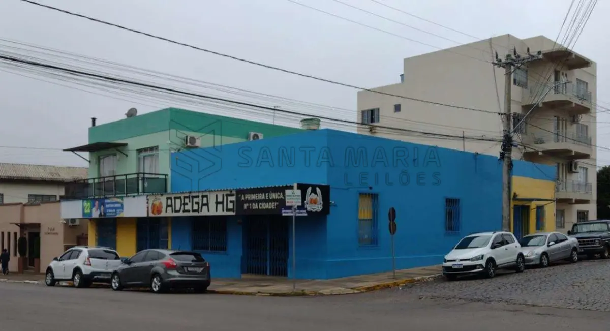 LOTE 001 - Um imóvel comercial, localizado no pavimento térreo, com acesso pela frente da Rua Bento Gonçalves esquina Rua General Canabarro, possuindo uma área construída real privativa e total de 306,73m², dividido em 3 salas comerciais e, o respectivo terreno com a área total de 316,48m² (18,40x17,20).  Matriculado sob n° 49.982 do CRI de Santiago/RS.