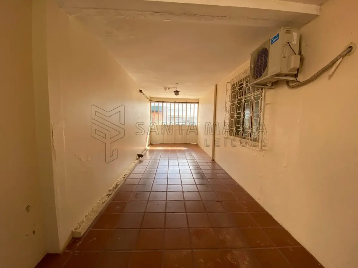 LOTE 001 - Fração de 14,28571429% pertence a Vitor Angelo Minuzzi e Jeane Drews Minuzzi do imóvel localizado na Rua Tito Beccon, 212, bairro Vila Nova em Santiago/RS com a área construída averbada de 279,94m² e o respectivo terreno com 1.187,80m², no quarteirão formado pelas ruas Tito Beccon, Ciro Melo, Rogerio Francisco da Rosa e José Caetano de Melo. Matriculado sob n° 48.236 do CRI de Santiago/RS. Coproprietário: Vera Mariza Kubica Minuzzi; Marlene Campos Minuzzi; Angela Maria Minuzzi; Jane Clea Minuzzi; Claudete Minuzzi Dorneles; Vivian Kubica Minuzzi do Prado; Eduardo Kubica Minuzzi.