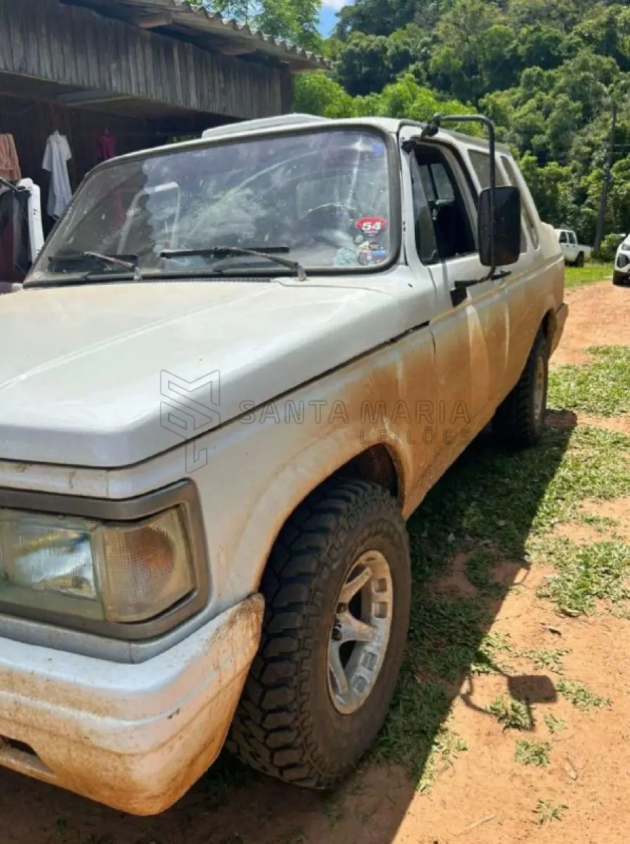 LOTE 001 - Caminhoneta GM/CHEVROLET D20 CUSTOM, ano/modelo 1987/1988, placas LZD3I89, RENAVAM 521341639, na cor branca e em funcionamento.