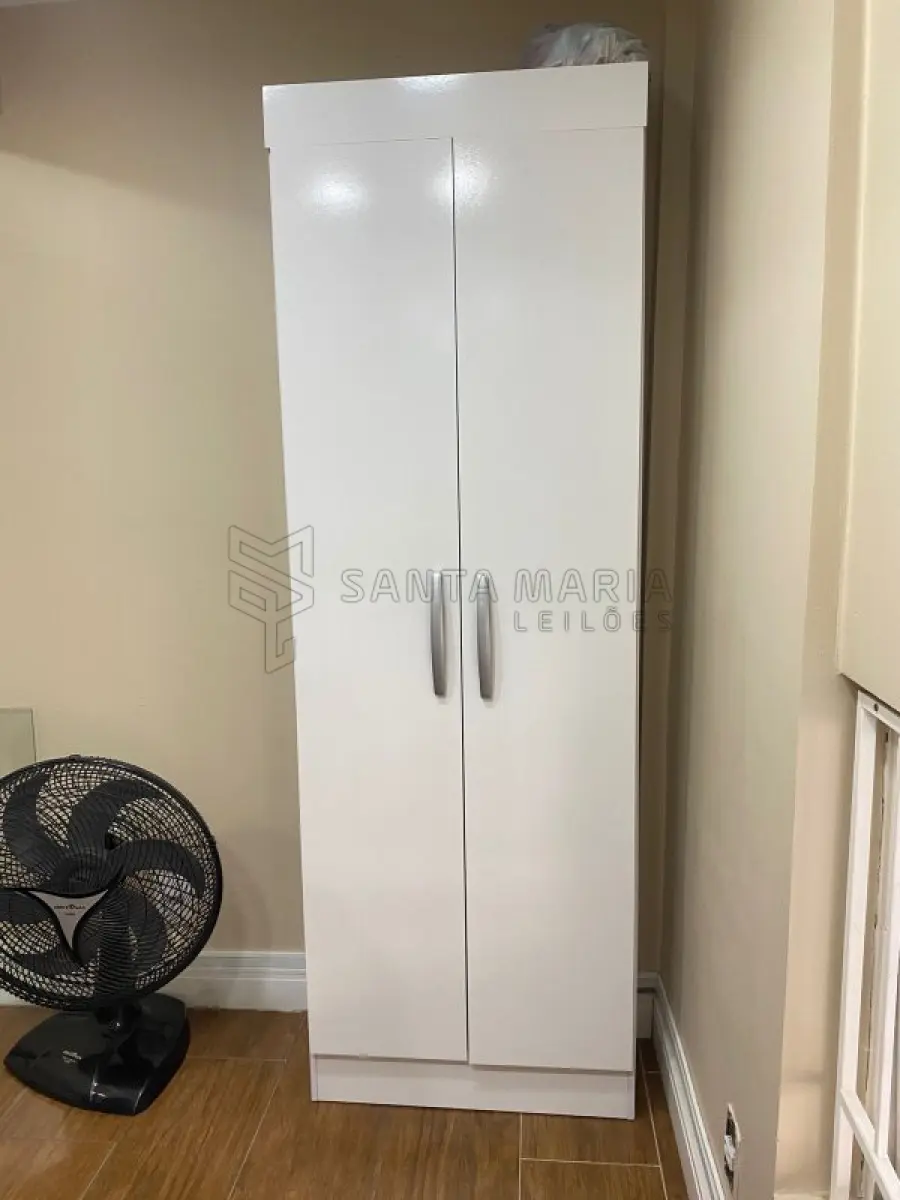 LOTE 001 - MÓVEIS: 4 (quatro) banquetas pretas, 1 (um) armário 2 portas (madeira c/tampo em granito), 4 (quatro) armários peq. c/3 portas branco c/rodas em regular estado, 1 (um) balcão médio cor creme c/2 portas em regular estado, 1 (um) armário aéreo branco c/3 portas, 2 (duas) prateleiras de parede peq. brancas, 2 (dois) armários estilo sapateira, 1 (uma) cadeira escritório GDE em mau estado, 2 (duas) poltronas de madeira clara, 1 (um) móvel (mesa + armários), 2 (dois) gaveteiros (arquivos) c/4 gavetas, 2 (dois) armários aéreos GDE c/4 portas, 1 (uma) mesa grande c/3 gavetas, 4 (quatro) cadeira de rodas em mau estado, 5 (cinco) porta arquivos de mesa pequenos, 1 (um) armário c/2 portas branco com detalhes em preto c/chaves, 1 (uma) prateleira grande branca com módulos ajustáveis, 1 (um) armário PEG c/1 porta madeira clara em regular estado, 1 (um) armário médio c/2 portas branco em regular estado, 1 (uma) mesa baixa branca em mau estado, 1 (um) balcão madeira com tampo branco em péssimo estado, 1 (uma) mesa branca peq. de escritório, 1 (um) armário c/1 porta mat. de limpeza em mau estado, 1 (um) armário c/2 portas de correr branco com tampo machucado, 1 (um) banco alto de madeira quebrado, 1 (uma) cadeira c/rodizio simples branca – regular, 1 (uma) cadeira c/rodizio simples cinza – regular, 1 (um) armário aéreo madeira c/2 portas – regular, 1 (um) armário médio c/2 porta branco, 1 (um) armário alto duas portas c/chave, 1 (um) armário alto duas portas bege, 1 (um) armário aéreo branco c/3 portas, 1 (um) gaveteiro bege peq. c/ 3 gavetas, 1 (um) armário alto c/3 portas com chave em regular estado, 1 (um) armário Marelli c/ 1 porta cinza, 1 (uma) mesa de abrir peq., 1 (um) banco peq. marrom/branco, 1 (um) armário aéreo c/ 3 portas, 1 (uma) cadeira c/rodas em péssimo estado, 1 (uma) estante de ferro e vidro – mostruário, 1 (uma) estante madeira alta – mostruário, 1 (um) mostruário baixo branco em MDF, 2 (dois) módulos médios mostruários branco em MDF, 1 (um) móvel de prateleiras branco com 4 módulos, 1 (um) balcão branco em MDF em mau estado, 1 (um) gaveteiro alto c/24 gavetas branco em MDF, 1 (um) balcão peq. c/o com tampo em granito, 5 (cinco) prateleiras em MDF brancas de diversos tamanhos, 1 (um) painel de avisos parede branco/amadeirado, 1 (um) guarda volumes de ferro, 2 (duas) araras de ferro preta, 2 (dois) balcões de atendimento tampo de granito.