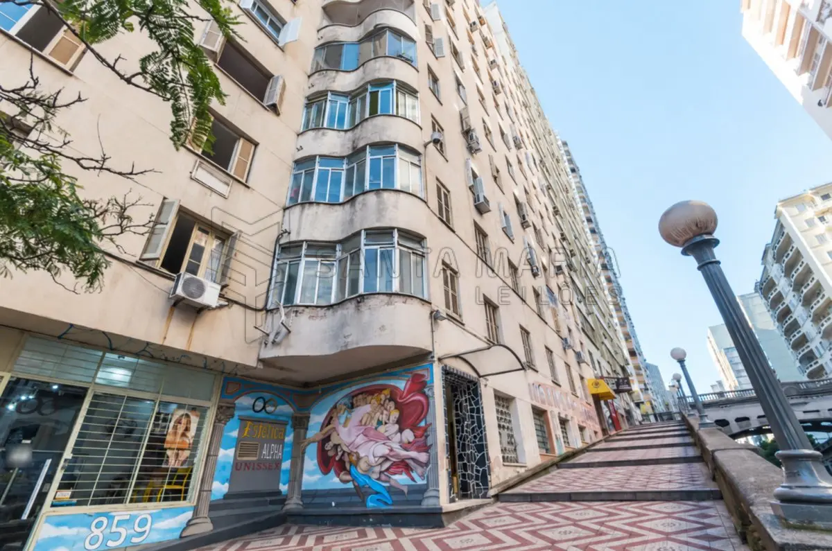 LOTE 001 - 50% do apartamento n°105 do Edifício Duquesa, na Avenida Borges de Medeiros, n°855 em Porto Alegre/RS, localizado no 10º andar, de fundos e no centro, com a área própria construída de 58m², área de condomínio 8,00m², perfazendo o total de 66m², constituído de hall de entrada, sala, 2 dormitórios, banheiro com W.C, cozinha, W.C auxiliar e terraço.  Matriculado sob n° 49.874 do CRI de Porto Alegre/RS.