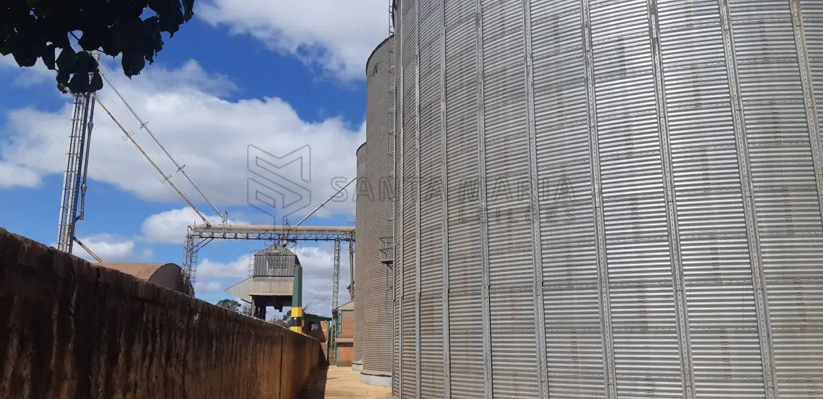 LOTE 002 - Um galpão para recebimento de grãos,situado em Santa Tecla, com 4 moegas, com capacidade de recebimento de 1.500 sacos, um elevador com capacidade de 120 toneladas/hora, um galpão para armazenagem e onde está localizada a caldeira do secador (capacidade 1.000 sacos), separador e estoques de insumos, duas balanças rodoviárias de aprox. 50m² cada uma, três silos cilíndricos para armazenagem de grãos com capacidade de 75.000 sacos, construções de alvenaria destinada para escritório e atendimento com aproximadamente 100m², uma construção destinada para dormitórios de funcionários, com 8 quartos, 2 vestiários, 1 banheiro, 1 sala, 1 refeitório e 1 cozinha, com aprox. 350m², demais equipamentos e benfeitorias.