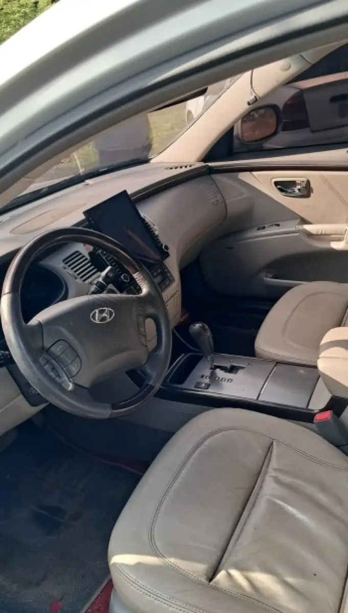 LOTE 001 - Veículo I/HYUNDAI AZERA 3.3 V6, ano/modelo 2010/2011, placas ITI2I20, RENAVAM 340953330, na cor prata.