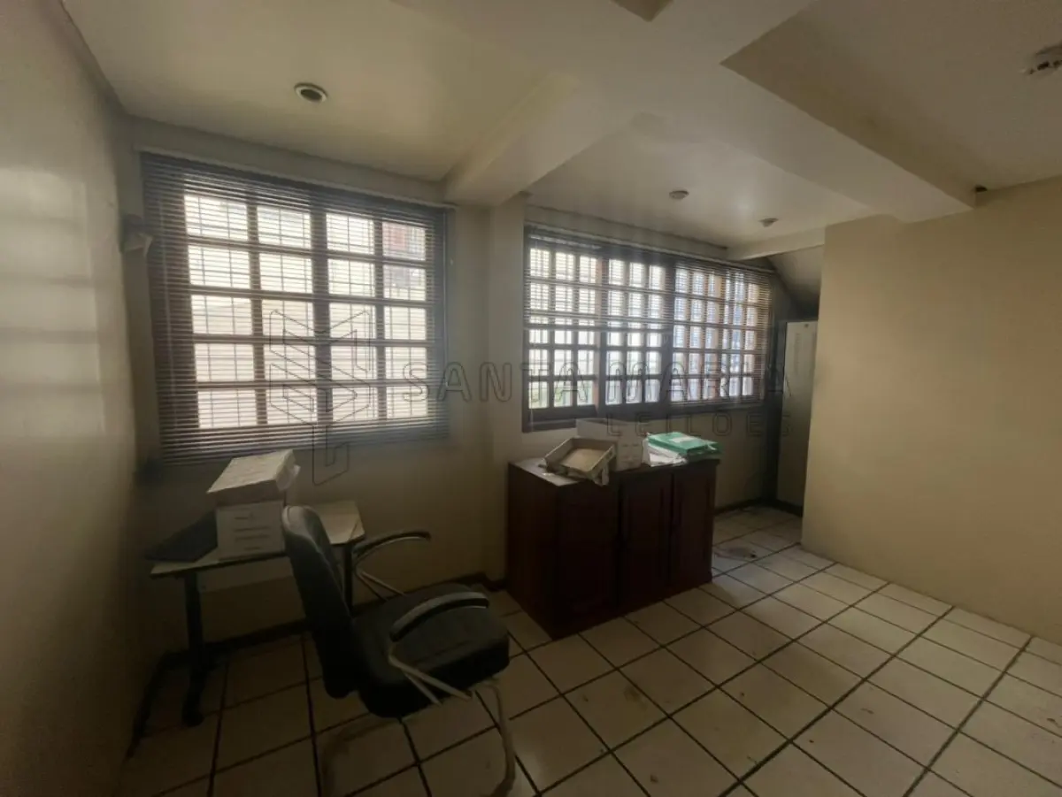 LOTE 002 - Sala Comercial nº 01, no Edifício Tívoli em Santa Maria/RS, com uma área privativa de 138,040 m² e o Box Garagem nº 08, localizado no segundo subsolo ou primeiro pavimento do Edifício Tívoli, ambos situados  à Rua Floriano Peixoto, nº 611 em Santa Maria/RS. Matriculados sob nº 85.105 e 85.098 do CRI de Santa Maria/RS.