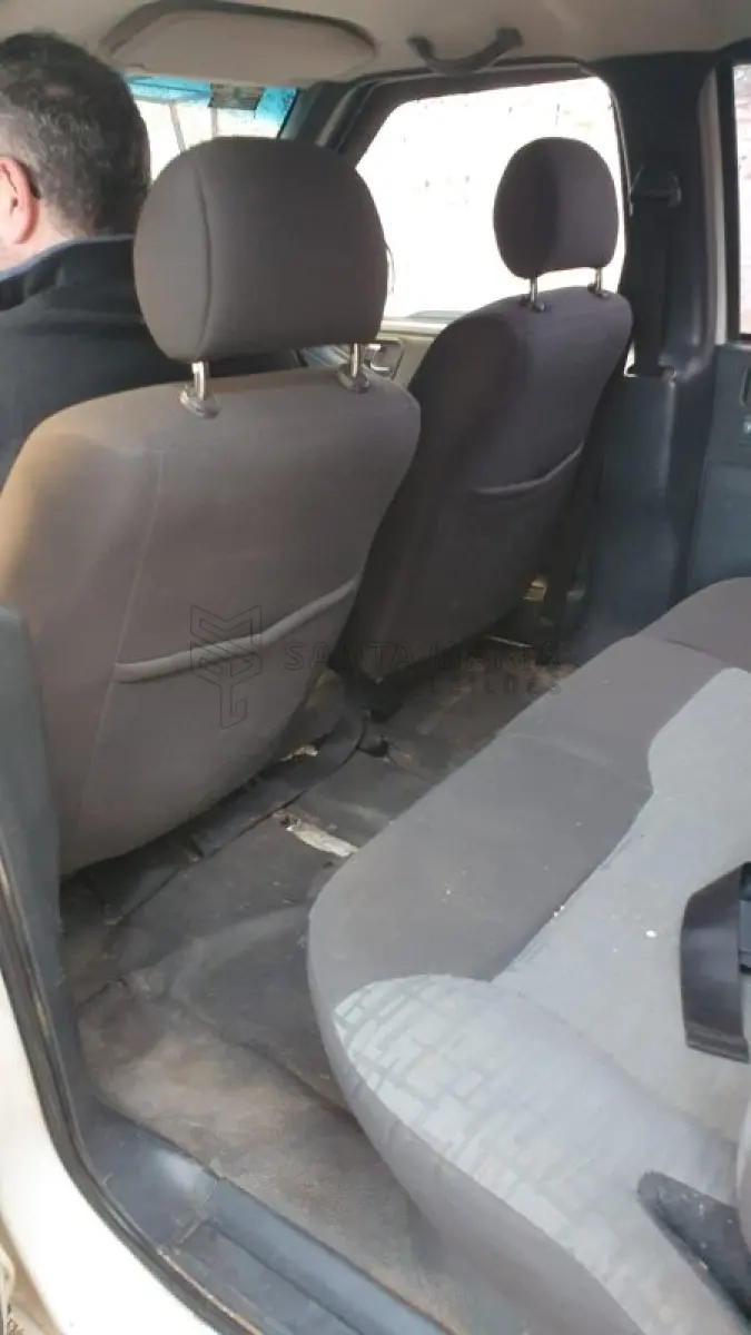 LOTE 001 - Caminhonete GM/S10 2.8 D 4X4, ano/modelo: 2004/2005, placas IME2J94, RENAVAM: 842254358, na cor branca, bancos da frente rasgados, ferrugem no assoalho, painel com capa autofalante quebrado.