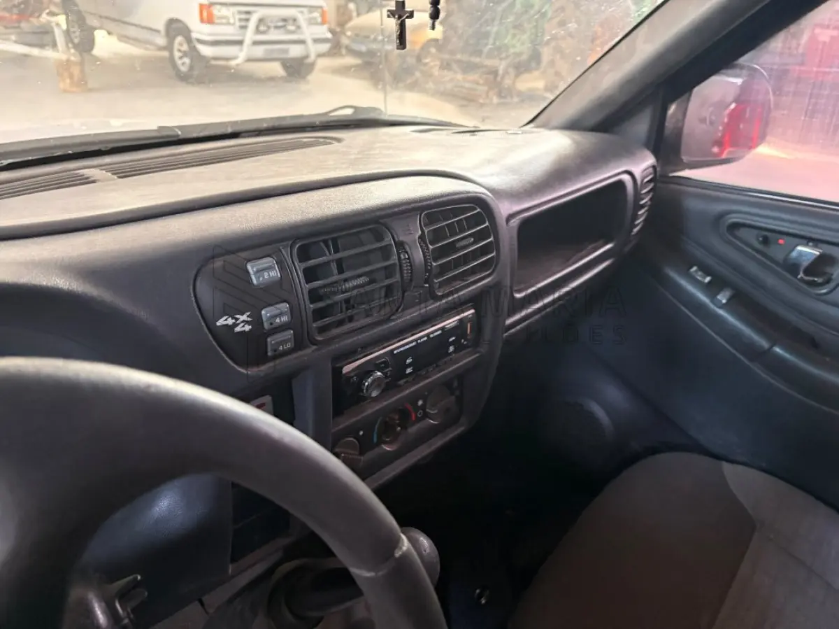 LOTE 001 - Caminhonete GM/S10 2.8 D 4X4, ano/modelo: 2004/2005, placas IME2J94, RENAVAM: 842254358, na cor branca, bancos da frente rasgados, ferrugem no assoalho, painel com capa autofalante quebrado.
