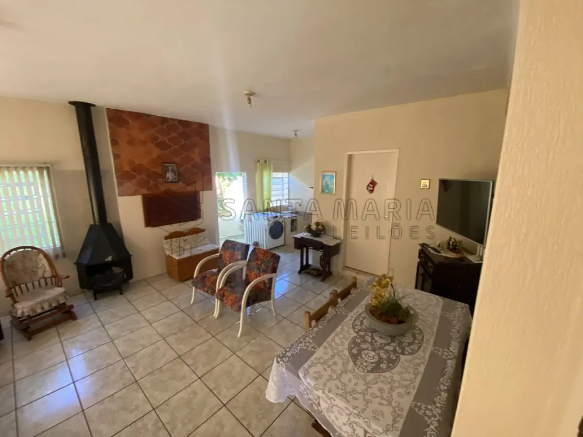 LOTE 001 - Fração de 14,28571429% pertence a Vitor Angelo Minuzzi e Jeane Drews Minuzzi do imóvel localizado na Rua Tito Beccon, 212, bairro Vila Nova em Santiago/RS com a área construída averbada de 279,94m² e o respectivo terreno com 1.187,80m², no quarteirão formado pelas ruas Tito Beccon, Ciro Melo, Rogerio Francisco da Rosa e José Caetano de Melo. Matriculado sob n° 48.236 do CRI de Santiago/RS. Coproprietário: Vera Mariza Kubica Minuzzi; Marlene Campos Minuzzi; Angela Maria Minuzzi; Jane Clea Minuzzi; Claudete Minuzzi Dorneles; Vivian Kubica Minuzzi do Prado; Eduardo Kubica Minuzzi.