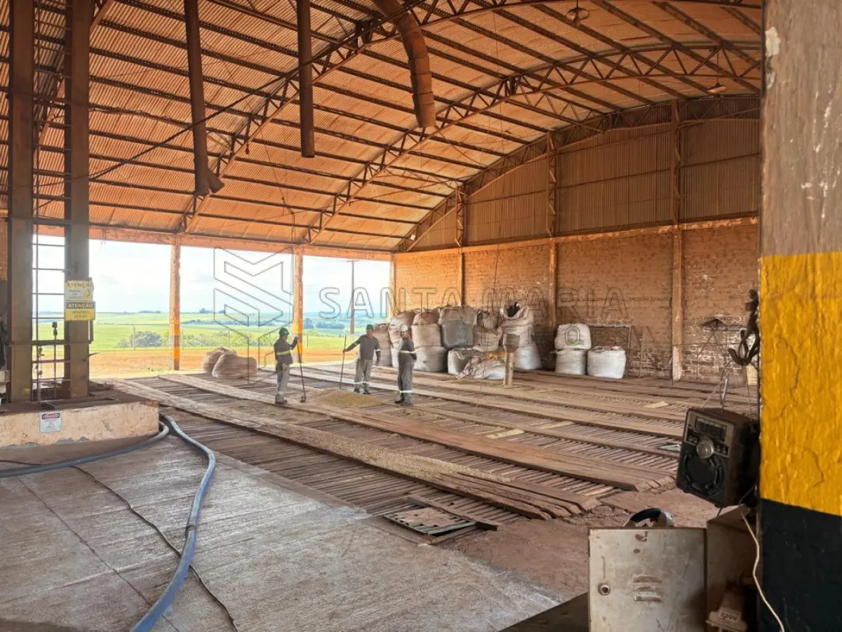 LOTE 001 - Centro de recebimento, secagem e armazenagem de grãos no Distrito de Coimbra, com construção de alvenaria destinada para escritório e atendimento com aprox. 150m². Ao lado, um galpão para recebimento de grãos com 4 moegas, um galpão para armazenagem e onde está localizada a caldeira do secador, separador e estoque de insumos, duas balanças rodoviárias de aproximadamente 70m² cada uma, e um silo horizontal de concreto para armazenagem de grãos, com capacidade para 200mil sacos, demais equipamentos e benfeitorias (benfeitorias não averbadas na matrícula).