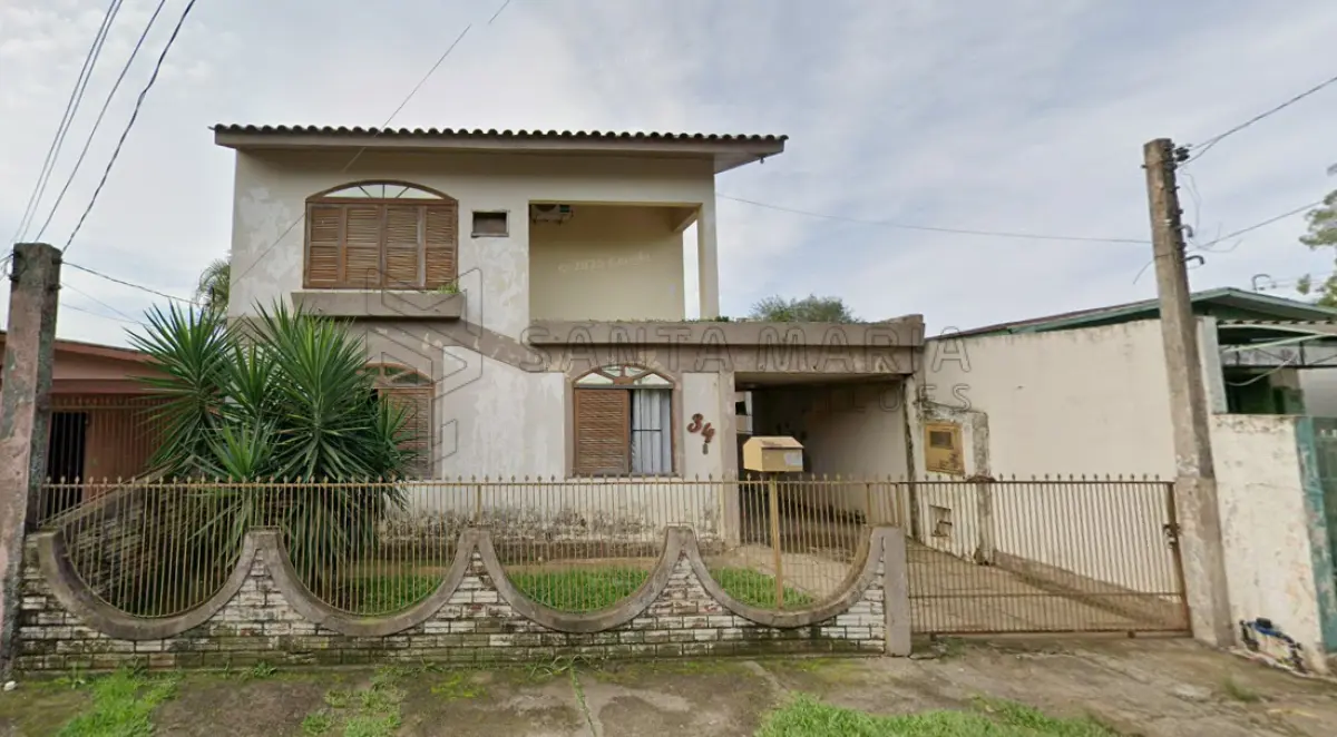 LOTE 001 - Uma casa de alvenaria com a área de 200,71m² localizada na Rua Bolívia, nº 34, Bairro Vera Cruz na cidade de Alegrete/RS composta por dois pavimentos, individualizada da seguinte maneira: no pavimento térreo, um abrigo, um living, um WC, uma cozinha, uma área de serviço, dois dormitórios, uma circulação e uma escada; no pavimento superior: dois dormitórios, sacada, dois WC.’s, uma sala TV, uma circulação e uma rouparia; nos fundos do terreno, contém um depósito; e, o respectivo terreno medindo 300m², sendo 10 metros de frente, por 30 metros de frente a fundos. Matriculado sob n°2.532 do CRI de Alegrete/RS.