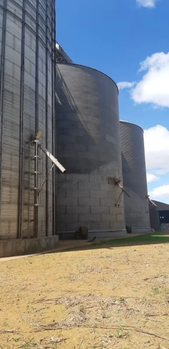 LOTE 002 - Um galpão para recebimento de grãos,situado em Santa Tecla, com 4 moegas, com capacidade de recebimento de 1.500 sacos, um elevador com capacidade de 120 toneladas/hora, um galpão para armazenagem e onde está localizada a caldeira do secador (capacidade 1.000 sacos), separador e estoques de insumos, duas balanças rodoviárias de aprox. 50m² cada uma, três silos cilíndricos para armazenagem de grãos com capacidade de 75.000 sacos, construções de alvenaria destinada para escritório e atendimento com aproximadamente 100m², uma construção destinada para dormitórios de funcionários, com 8 quartos, 2 vestiários, 1 banheiro, 1 sala, 1 refeitório e 1 cozinha, com aprox. 350m², demais equipamentos e benfeitorias.
