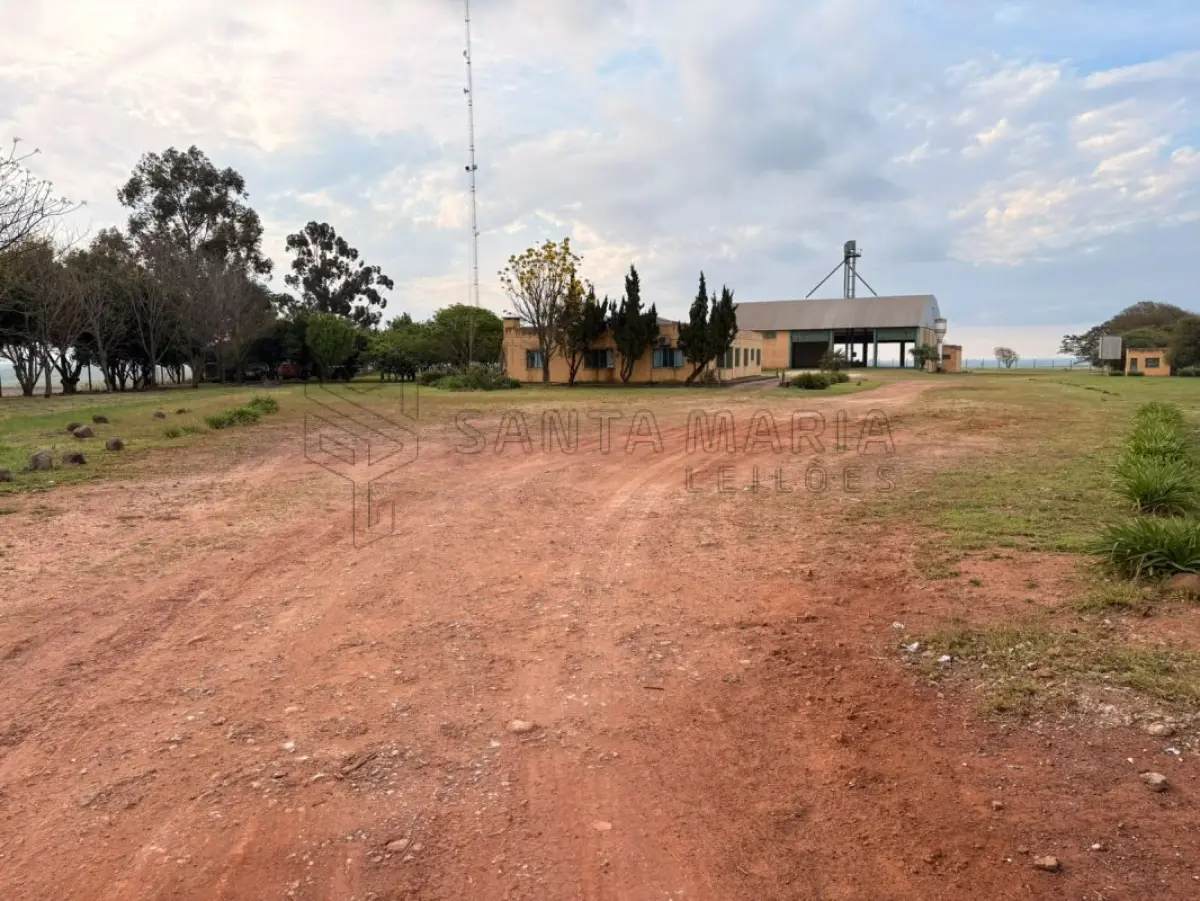 LOTE 004 - Um pavilhão de alvenaria, com telhas metálicas, de aprox. 500m², com 4 moegas para recebimento de grãos, um elevador e espaço para armazenagem, além de área para funcionários e, uma construção de alvenaria de aprox.15m² para coleta de amostra de cereais. Prédios construídos de alvenaria com 2 apartamentos de 2 dormitórios, cozinha, salão, vestiário, além do escritório destinado ao atendimento da empresa, com aprox. 250m², divididos em um único pavimento, coberto com telhas metálicas; ao lado da mesma localiza-se uma balança rodoviária, de marca Saturno, de aprox. 70m²; O lote ainda apresenta uma sala com aprox. 6m² de alvenaria que abriga um transformador, no lugar denominado Ivaí, na localidade de Cinamomo.