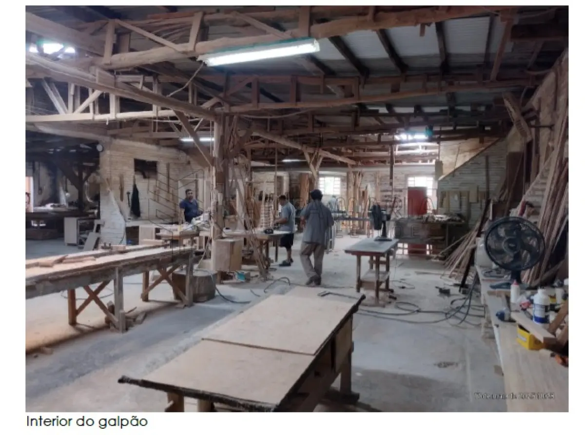 LOTE 004 - Terreno com a área de 330m² na Rua Bugre Lopes em Santiago/RS, possuindo uma construção do tipo galpão industrial, com frente de 11,00m para a rua Bugre Lopes e profundidade de 30,00m, à 12m da esquina da rua Jose Chequim, inserido no quarteirão formado pelas ruas José Figueiredo Pinto, Bugre Lopes, José Chequim e Avenida Aparício Mariense. Matriculado sob n° 16.861 do CRI de Santiago/RS.