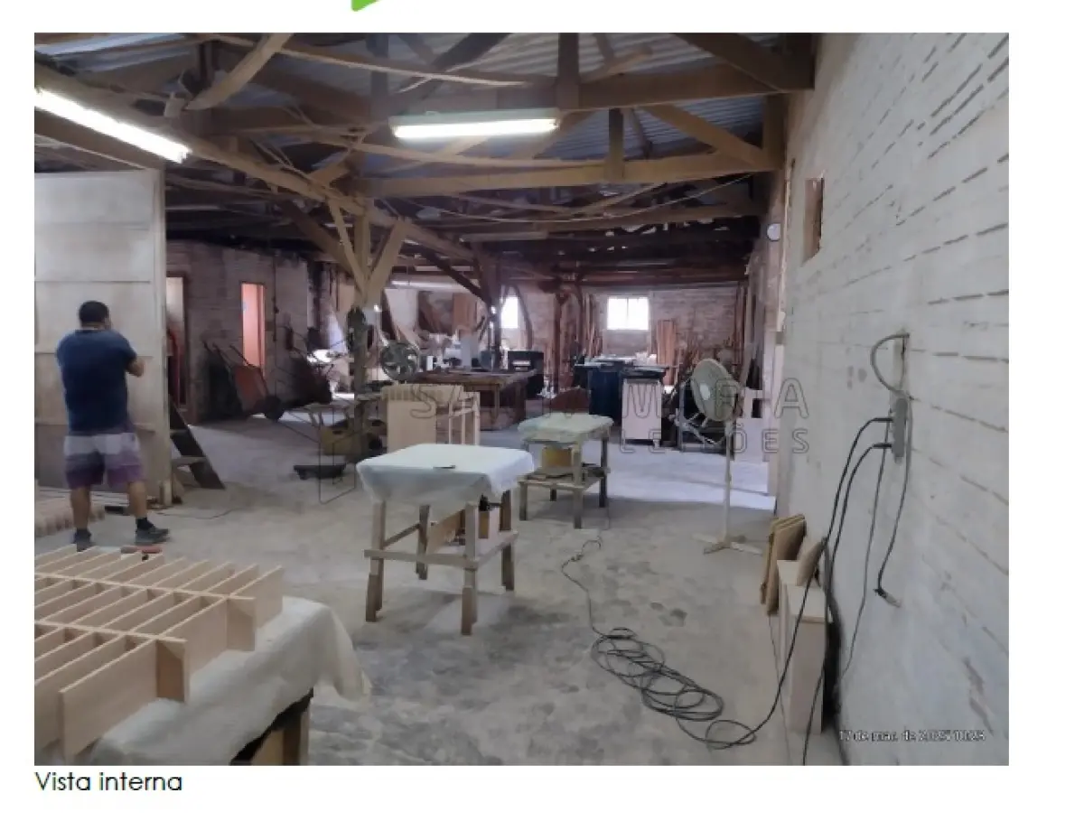 LOTE 003 - Terreno de esquina com a área total de 517,50m² na Rua Bugre Lopes esquina José Chequim em Santiago/RS, possuindo uma construção do tipo galpão industrial, que ocupa praticamente toda a área superficial do lote, com frente de 12,00m para a rua Bugre Lopes; frente de 30,00m para rua José Chequim, no quarteirão formado pelas ruas Bugre Lopes, José Chequim, Avenida Aparício Mariense e Rua José de Figueredo Pinto. Matriculado sob n° 17.063 do CRI de Santiago/RS.