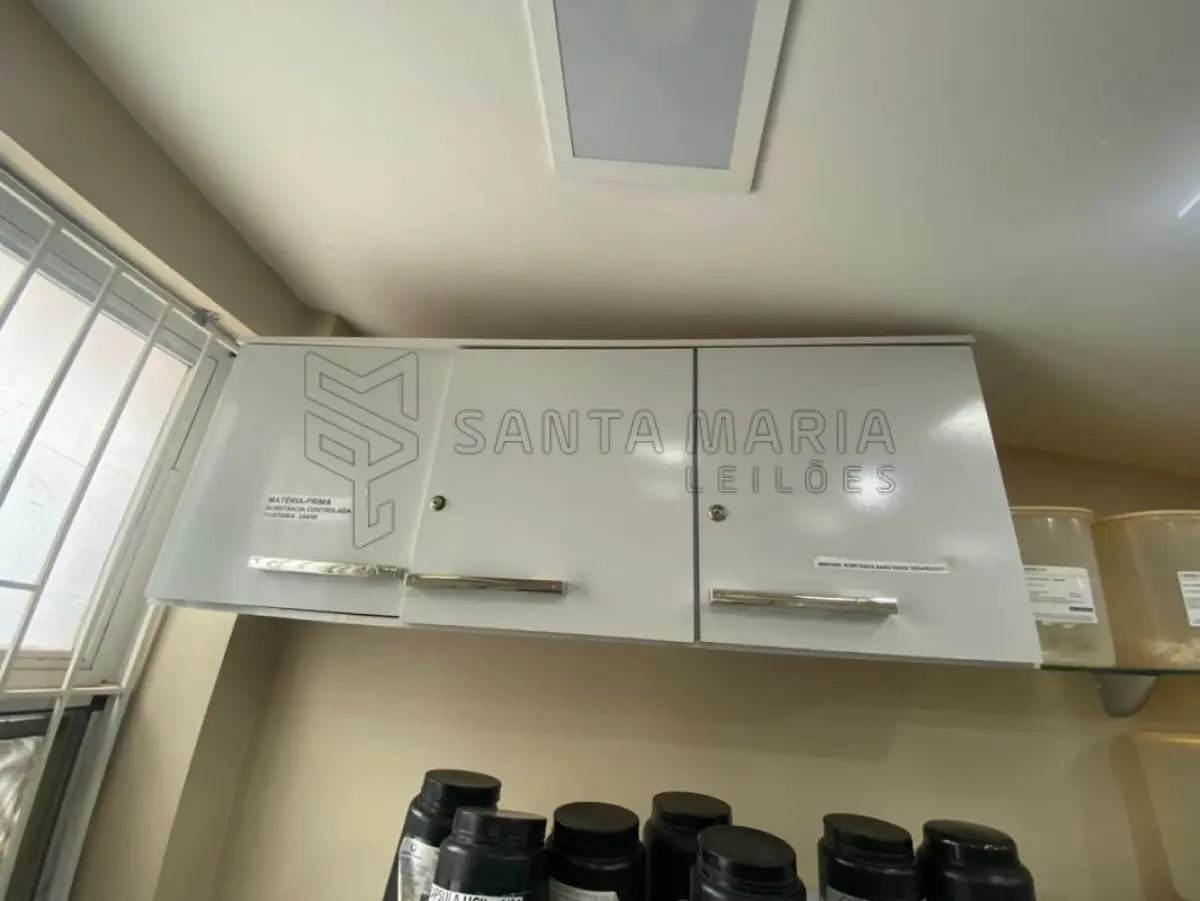 LOTE 001 - MÓVEIS: 4 (quatro) banquetas pretas, 1 (um) armário 2 portas (madeira c/tampo em granito), 4 (quatro) armários peq. c/3 portas branco c/rodas em regular estado, 1 (um) balcão médio cor creme c/2 portas em regular estado, 1 (um) armário aéreo branco c/3 portas, 2 (duas) prateleiras de parede peq. brancas, 2 (dois) armários estilo sapateira, 1 (uma) cadeira escritório GDE em mau estado, 2 (duas) poltronas de madeira clara, 1 (um) móvel (mesa + armários), 2 (dois) gaveteiros (arquivos) c/4 gavetas, 2 (dois) armários aéreos GDE c/4 portas, 1 (uma) mesa grande c/3 gavetas, 4 (quatro) cadeira de rodas em mau estado, 5 (cinco) porta arquivos de mesa pequenos, 1 (um) armário c/2 portas branco com detalhes em preto c/chaves, 1 (uma) prateleira grande branca com módulos ajustáveis, 1 (um) armário PEG c/1 porta madeira clara em regular estado, 1 (um) armário médio c/2 portas branco em regular estado, 1 (uma) mesa baixa branca em mau estado, 1 (um) balcão madeira com tampo branco em péssimo estado, 1 (uma) mesa branca peq. de escritório, 1 (um) armário c/1 porta mat. de limpeza em mau estado, 1 (um) armário c/2 portas de correr branco com tampo machucado, 1 (um) banco alto de madeira quebrado, 1 (uma) cadeira c/rodizio simples branca – regular, 1 (uma) cadeira c/rodizio simples cinza – regular, 1 (um) armário aéreo madeira c/2 portas – regular, 1 (um) armário médio c/2 porta branco, 1 (um) armário alto duas portas c/chave, 1 (um) armário alto duas portas bege, 1 (um) armário aéreo branco c/3 portas, 1 (um) gaveteiro bege peq. c/ 3 gavetas, 1 (um) armário alto c/3 portas com chave em regular estado, 1 (um) armário Marelli c/ 1 porta cinza, 1 (uma) mesa de abrir peq., 1 (um) banco peq. marrom/branco, 1 (um) armário aéreo c/ 3 portas, 1 (uma) cadeira c/rodas em péssimo estado, 1 (uma) estante de ferro e vidro – mostruário, 1 (uma) estante madeira alta – mostruário, 1 (um) mostruário baixo branco em MDF, 2 (dois) módulos médios mostruários branco em MDF, 1 (um) móvel de prateleiras branco com 4 módulos, 1 (um) balcão branco em MDF em mau estado, 1 (um) gaveteiro alto c/24 gavetas branco em MDF, 1 (um) balcão peq. c/o com tampo em granito, 5 (cinco) prateleiras em MDF brancas de diversos tamanhos, 1 (um) painel de avisos parede branco/amadeirado, 1 (um) guarda volumes de ferro, 2 (duas) araras de ferro preta, 2 (dois) balcões de atendimento tampo de granito.