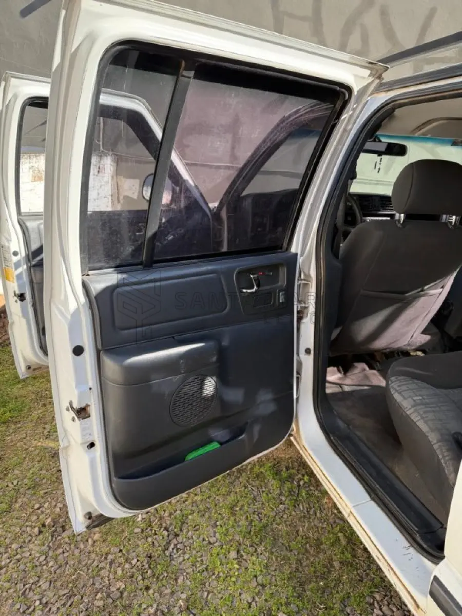 LOTE 001 - Caminhonete GM/S10 2.8 D 4X4, ano/modelo: 2004/2005, placas IME2J94, RENAVAM: 842254358, na cor branca, bancos da frente rasgados, ferrugem no assoalho, painel com capa autofalante quebrado.