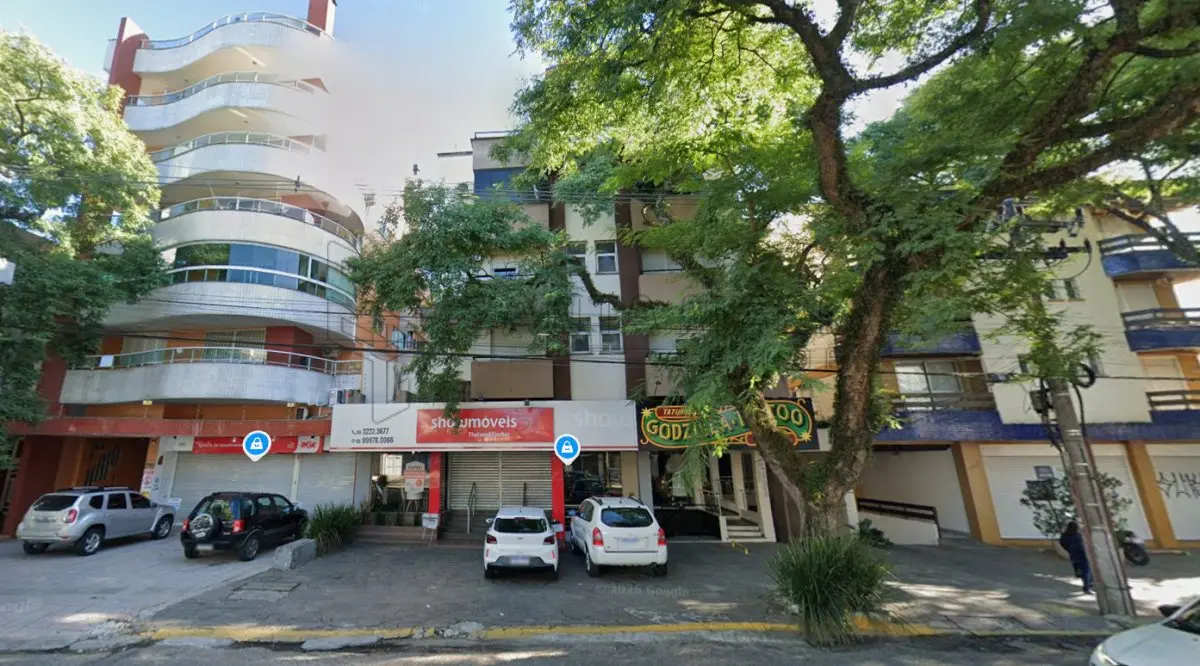 LOTE 001 - Box garagem 01, localizado no Edifício Residencial e Comercial Pedro Missioneiro, à Avenida Nossa Senhora Medianeira n° 1.110 em Santa Maria/RS com a área privativa de 12,50m² e área total de 14,62m², correspondendo-lhe uma fração ideal de 0,005132 no terreno e nas coisas de uso comum. Matriculado sob n°74.756 do CRI de Santa Maria/RS.