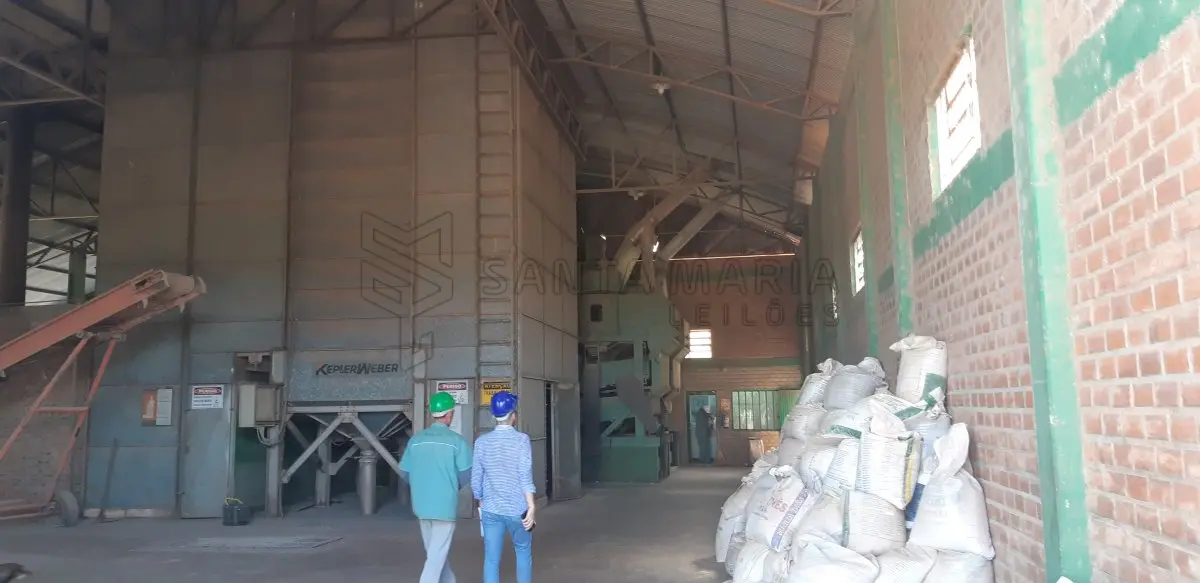 LOTE 002 - Um galpão para recebimento de grãos,situado em Santa Tecla, com 4 moegas, com capacidade de recebimento de 1.500 sacos, um elevador com capacidade de 120 toneladas/hora, um galpão para armazenagem e onde está localizada a caldeira do secador (capacidade 1.000 sacos), separador e estoques de insumos, duas balanças rodoviárias de aprox. 50m² cada uma, três silos cilíndricos para armazenagem de grãos com capacidade de 75.000 sacos, construções de alvenaria destinada para escritório e atendimento com aproximadamente 100m², uma construção destinada para dormitórios de funcionários, com 8 quartos, 2 vestiários, 1 banheiro, 1 sala, 1 refeitório e 1 cozinha, com aprox. 350m², demais equipamentos e benfeitorias.
