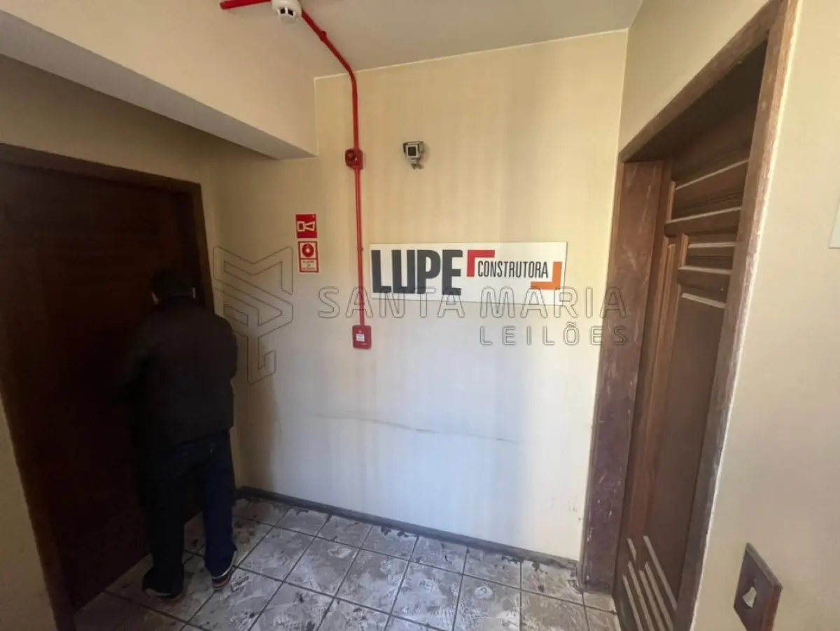 LOTE 002 - Sala Comercial nº 01, no Edifício Tívoli em Santa Maria/RS, com uma área privativa de 138,040 m² e o Box Garagem nº 08, localizado no segundo subsolo ou primeiro pavimento do Edifício Tívoli, ambos situados  à Rua Floriano Peixoto, nº 611 em Santa Maria/RS. Matriculados sob nº 85.105 e 85.098 do CRI de Santa Maria/RS.
