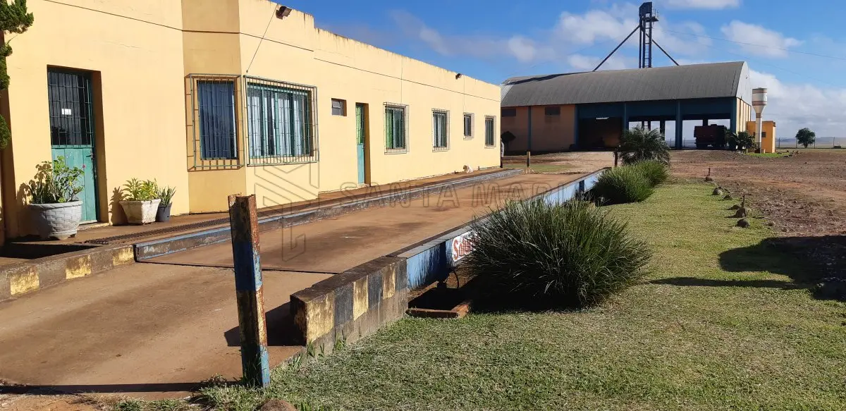 LOTE 004 - Um pavilhão de alvenaria, com telhas metálicas, de aprox. 500m², com 4 moegas para recebimento de grãos, um elevador e espaço para armazenagem, além de área para funcionários e, uma construção de alvenaria de aprox.15m² para coleta de amostra de cereais. Prédios construídos de alvenaria com 2 apartamentos de 2 dormitórios, cozinha, salão, vestiário, além do escritório destinado ao atendimento da empresa, com aprox. 250m², divididos em um único pavimento, coberto com telhas metálicas; ao lado da mesma localiza-se uma balança rodoviária, de marca Saturno, de aprox. 70m²; O lote ainda apresenta uma sala com aprox. 6m² de alvenaria que abriga um transformador, no lugar denominado Ivaí, na localidade de Cinamomo.
