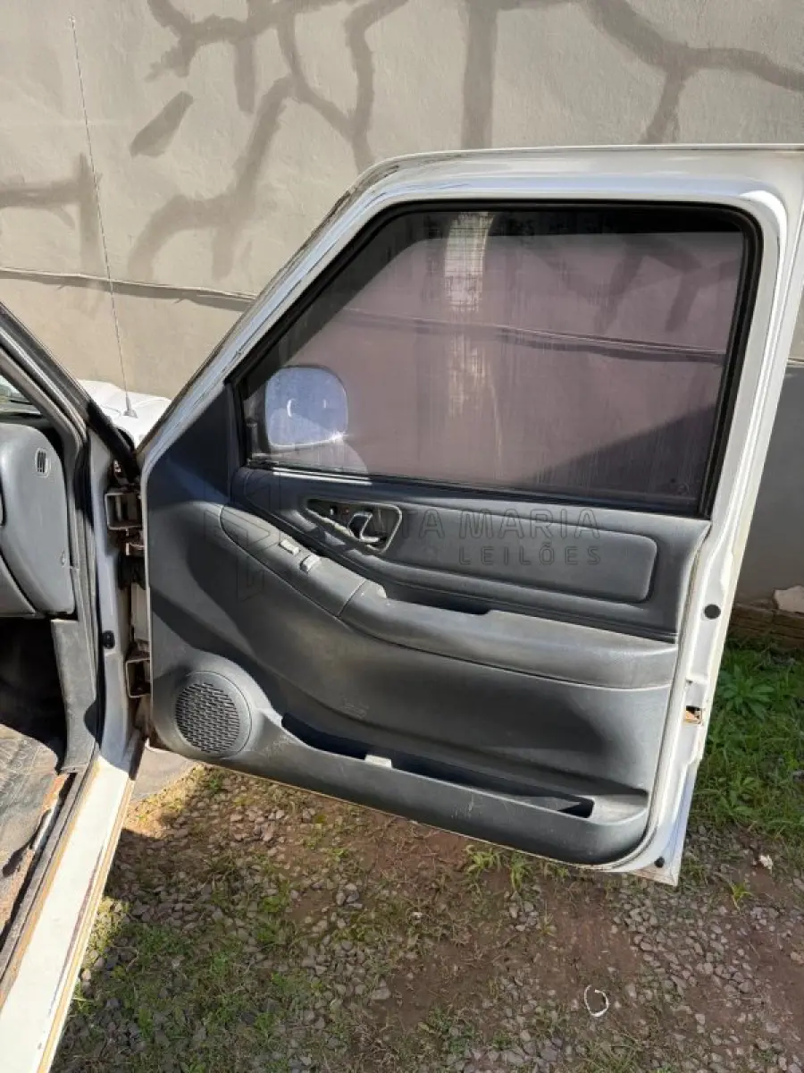 LOTE 001 - Caminhonete GM/S10 2.8 D 4X4, ano/modelo: 2004/2005, placas IME2J94, RENAVAM: 842254358, na cor branca, bancos da frente rasgados, ferrugem no assoalho, painel com capa autofalante quebrado.
