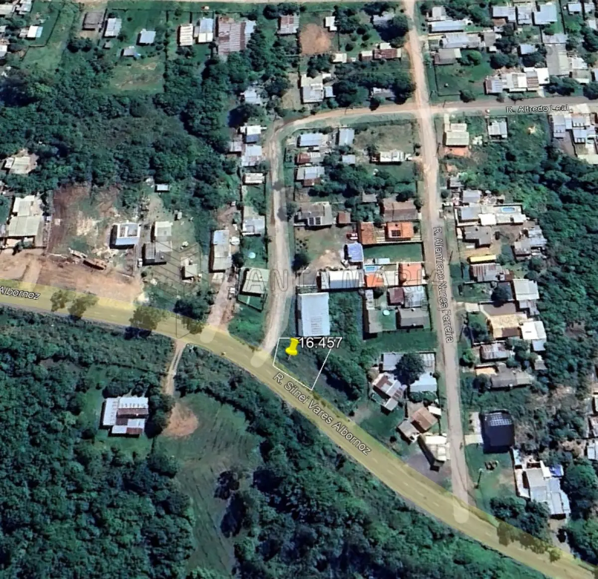 LOTE 001 - Um terreno com 332,77m² localizado no lugar denominado ‘’Cidade Carajás’’ em Santana do Livramento/RS, designado pelo Lote 15 da Quadra ‘’E’’ com as seguintes medidas e confrontações: 13m de frente para a Rua Henrique Donineli; sua divisa do lado direito, de quem olha o imóvel de frente tem duas linhas, uma com 13,94m e outra com 6,19m, e, lindam com a Estrada das Tropas; pelo lado esquerdo, mede 17m e linda com o Lote 16; tendo nos fundos, 26,15m de largura e linda com o Lote 14. Matriculado sob n°16.457 do CRI de Santana do Livramento/RS.