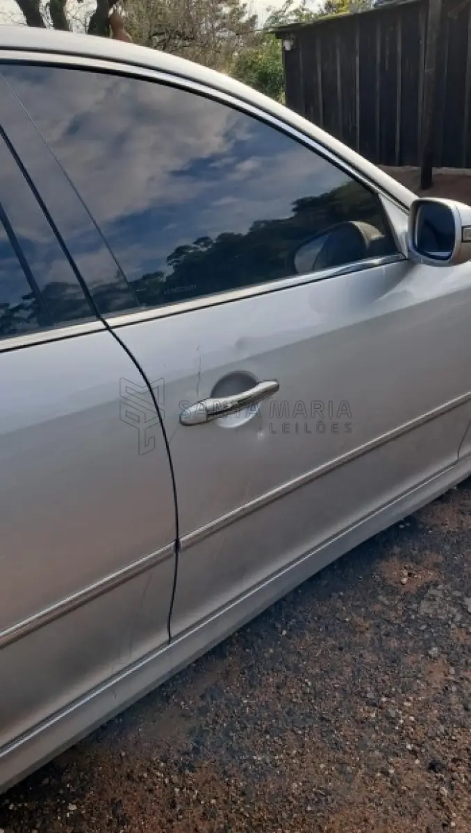 LOTE 001 - Veículo I/HYUNDAI AZERA 3.3 V6, ano/modelo 2010/2011, placas ITI2I20, RENAVAM 340953330, na cor prata.