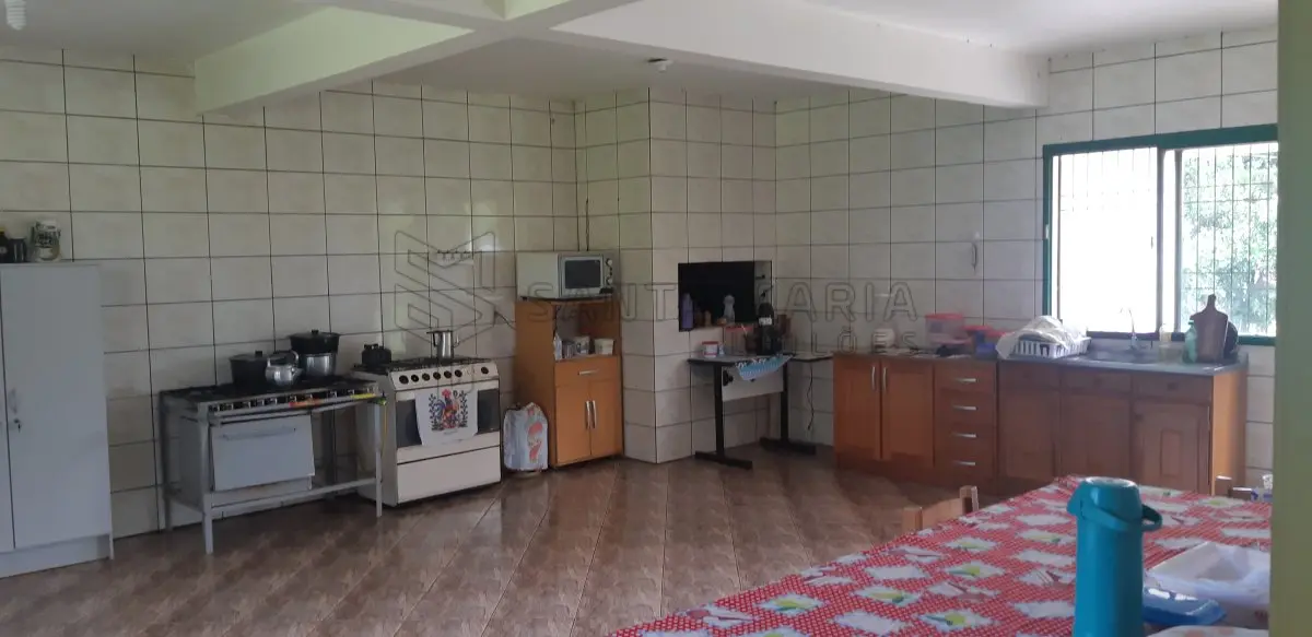 LOTE 002 - Um galpão para recebimento de grãos,situado em Santa Tecla, com 4 moegas, com capacidade de recebimento de 1.500 sacos, um elevador com capacidade de 120 toneladas/hora, um galpão para armazenagem e onde está localizada a caldeira do secador (capacidade 1.000 sacos), separador e estoques de insumos, duas balanças rodoviárias de aprox. 50m² cada uma, três silos cilíndricos para armazenagem de grãos com capacidade de 75.000 sacos, construções de alvenaria destinada para escritório e atendimento com aproximadamente 100m², uma construção destinada para dormitórios de funcionários, com 8 quartos, 2 vestiários, 1 banheiro, 1 sala, 1 refeitório e 1 cozinha, com aprox. 350m², demais equipamentos e benfeitorias.