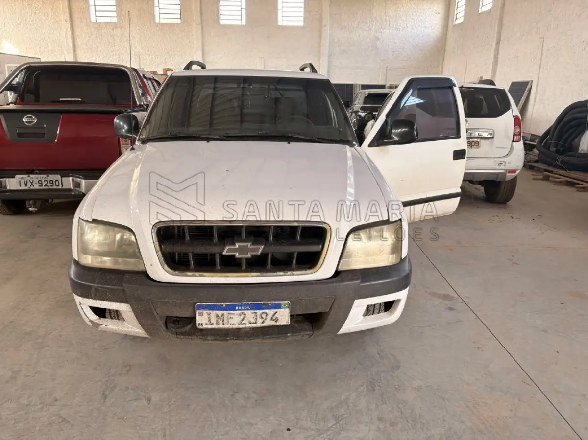 LOTE 001 - Caminhonete GM/S10 2.8 D 4X4, ano/modelo: 2004/2005, placas IME2J94, RENAVAM: 842254358, na cor branca, bancos da frente rasgados, ferrugem no assoalho, painel com capa autofalante quebrado.