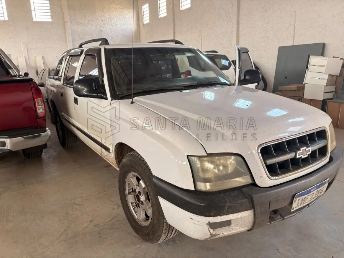 LOTE 001 - Caminhonete GM/S10 2.8 D 4X4, ano/modelo: 2004/2005, placas IME2J94, RENAVAM: 842254358, na cor branca, bancos da frente rasgados, ferrugem no assoalho, painel com capa autofalante quebrado.