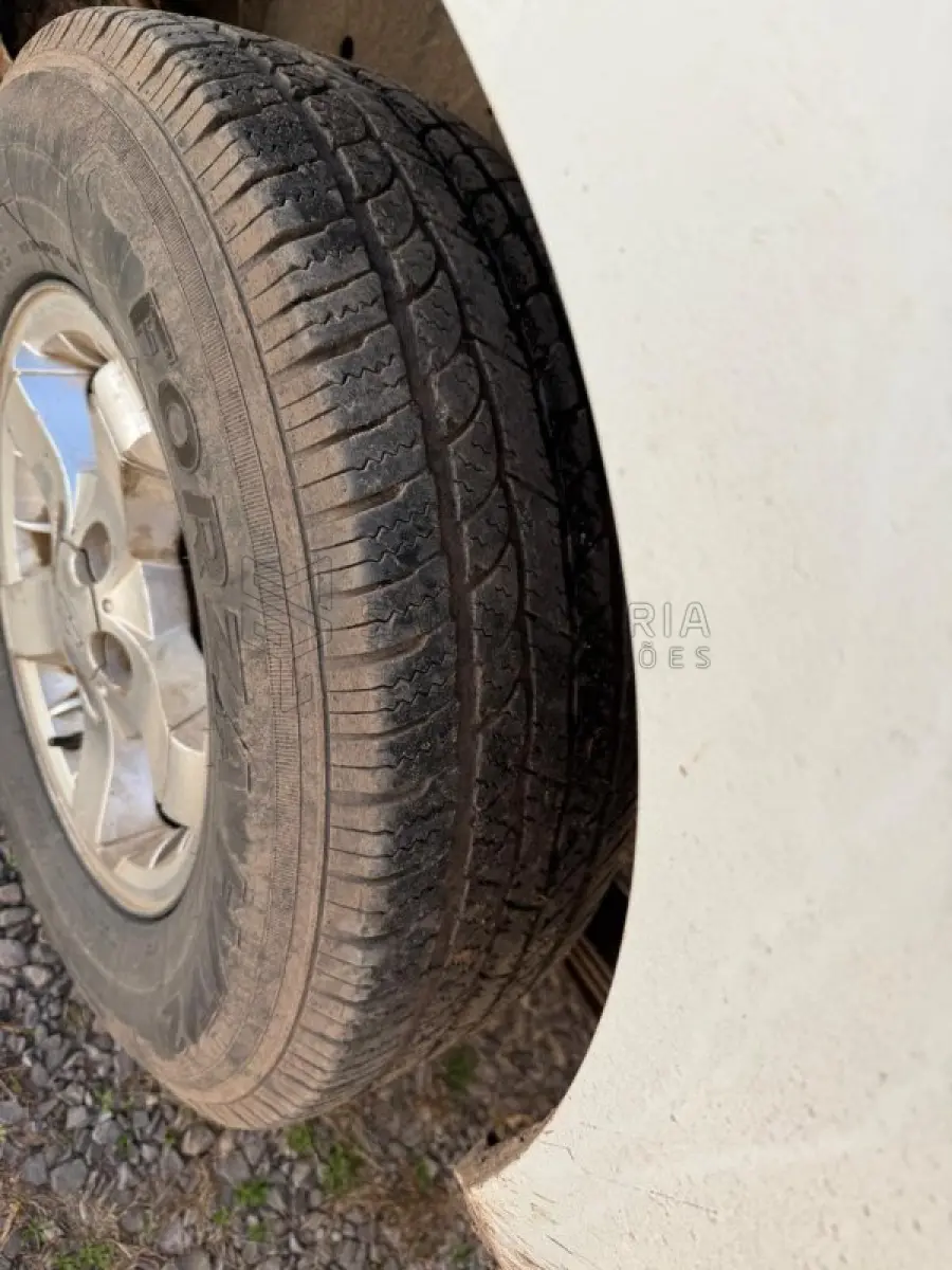 LOTE 001 - Caminhonete GM/S10 2.8 D 4X4, ano/modelo: 2004/2005, placas IME2J94, RENAVAM: 842254358, na cor branca, bancos da frente rasgados, ferrugem no assoalho, painel com capa autofalante quebrado.
