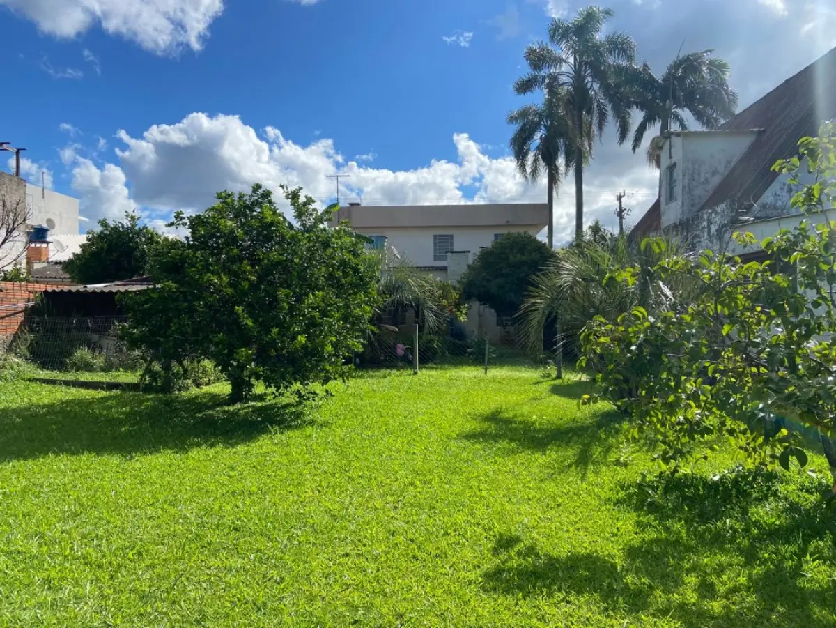 LOTE 001 - Fração de 14,28571429% pertence a Vitor Angelo Minuzzi e Jeane Drews Minuzzi do imóvel localizado na Rua Tito Beccon, 212, bairro Vila Nova em Santiago/RS com a área construída averbada de 279,94m² e o respectivo terreno com 1.187,80m², no quarteirão formado pelas ruas Tito Beccon, Ciro Melo, Rogerio Francisco da Rosa e José Caetano de Melo. Matriculado sob n° 48.236 do CRI de Santiago/RS. Coproprietário: Vera Mariza Kubica Minuzzi; Marlene Campos Minuzzi; Angela Maria Minuzzi; Jane Clea Minuzzi; Claudete Minuzzi Dorneles; Vivian Kubica Minuzzi do Prado; Eduardo Kubica Minuzzi.
