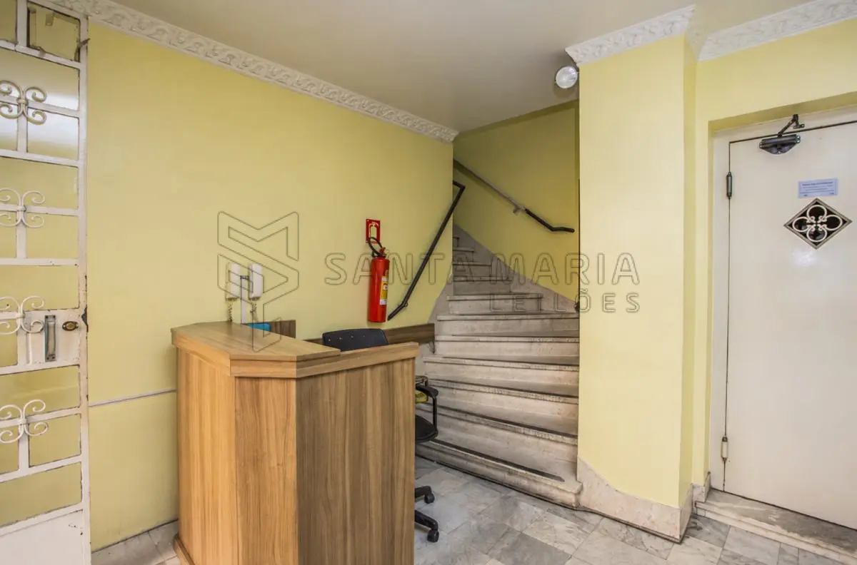LOTE 001 - 50% do apartamento n°105 do Edifício Duquesa, na Avenida Borges de Medeiros, n°855 em Porto Alegre/RS, localizado no 10º andar, de fundos e no centro, com a área própria construída de 58m², área de condomínio 8,00m², perfazendo o total de 66m², constituído de hall de entrada, sala, 2 dormitórios, banheiro com W.C, cozinha, W.C auxiliar e terraço.  Matriculado sob n° 49.874 do CRI de Porto Alegre/RS.