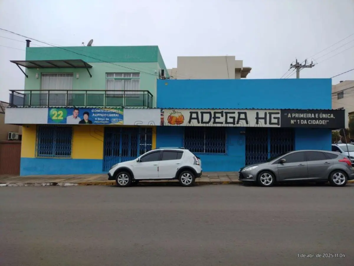 LOTE 001 - Um imóvel comercial, localizado no pavimento térreo, com acesso pela frente da Rua Bento Gonçalves esquina Rua General Canabarro, possuindo uma área construída real privativa e total de 306,73m², dividido em 3 salas comerciais e, o respectivo terreno com a área total de 316,48m² (18,40x17,20).  Matriculado sob n° 49.982 do CRI de Santiago/RS.