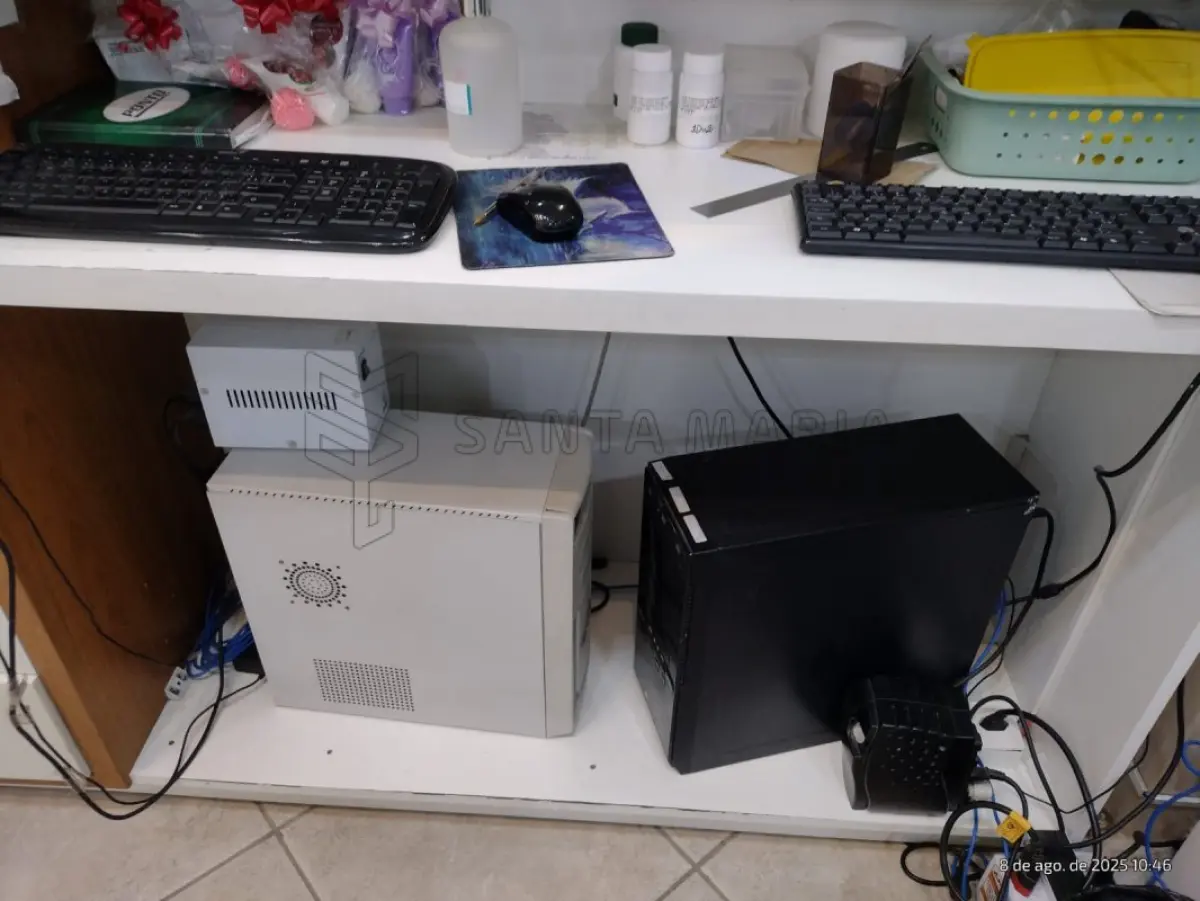 LOTE 002 - ESCRITÓRIOS / ELÉTRO-ELETRÔNICOS / E OUTROS: 1 (um) ventilador Mondial premium, 1 (um) ventilador Cadence Eros turbo, 2 (dois) aquecedores Mondial, 6 (seis) monitores, 1 (uma) geladeira branca, 1 (uma) impressora de nota fiscal, 1 (uma) impressora laser Ricoh toner 377 quebrada, 6 (seis) CPU/mouse/teclado/estabilizador, 1 (uma) máquina de cartão vero, 1 (um) telefone de mesa Intelbras, 1 (um) tel. sem fio Motorola br/verm, 1 (um) bebedouro simples, 2 (duas) geladeiras Pratice Consul 230l, 1 (um) micro-ondas LG iwave 80l, 1 (um) ventilador preto Britania, 1 (um) telef. de mesa, 1 (uma) calculadora, 1 (um) frigobar médio, 1 (uma) cafeteira, 1 (uma) impressora, 1 (uma) calculadora com nota, 1 (um) frigobar peq Consul, diversos materiais de escritório (tesoura/porta caneta/porta papel...), 1 (um) jogo de xícaras e pires.